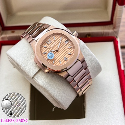 RRR廠聯合瑞士設計師耗時兩年，重金打造天花板PP鸚鵡螺7010系列！原版起模還原數據，達到1：1精細對版。
亮點1️⃣
秒殺市面絕大多數石英女表，搭載🫱🏻🫱🏻（瑞士原裝Cal.E 23-250SC機芯）🫲🏻🫲🏻絕無僅有！0誤差0故障。
亮點2️⃣
字面採用瑞士鋁酸鍶鹽（無放射性）夜光塗層工藝，結合光學塗層增強吸光效率，延長余暉時間，還原原版姿態，讓佩戴者在夜晚更顯靚麗。
亮點3️⃣
原版尺寸：32mm直徑，6.9mm厚度。此款鸚鵡螺女款不僅擁有優雅運動風格，還增加了幾分柔美