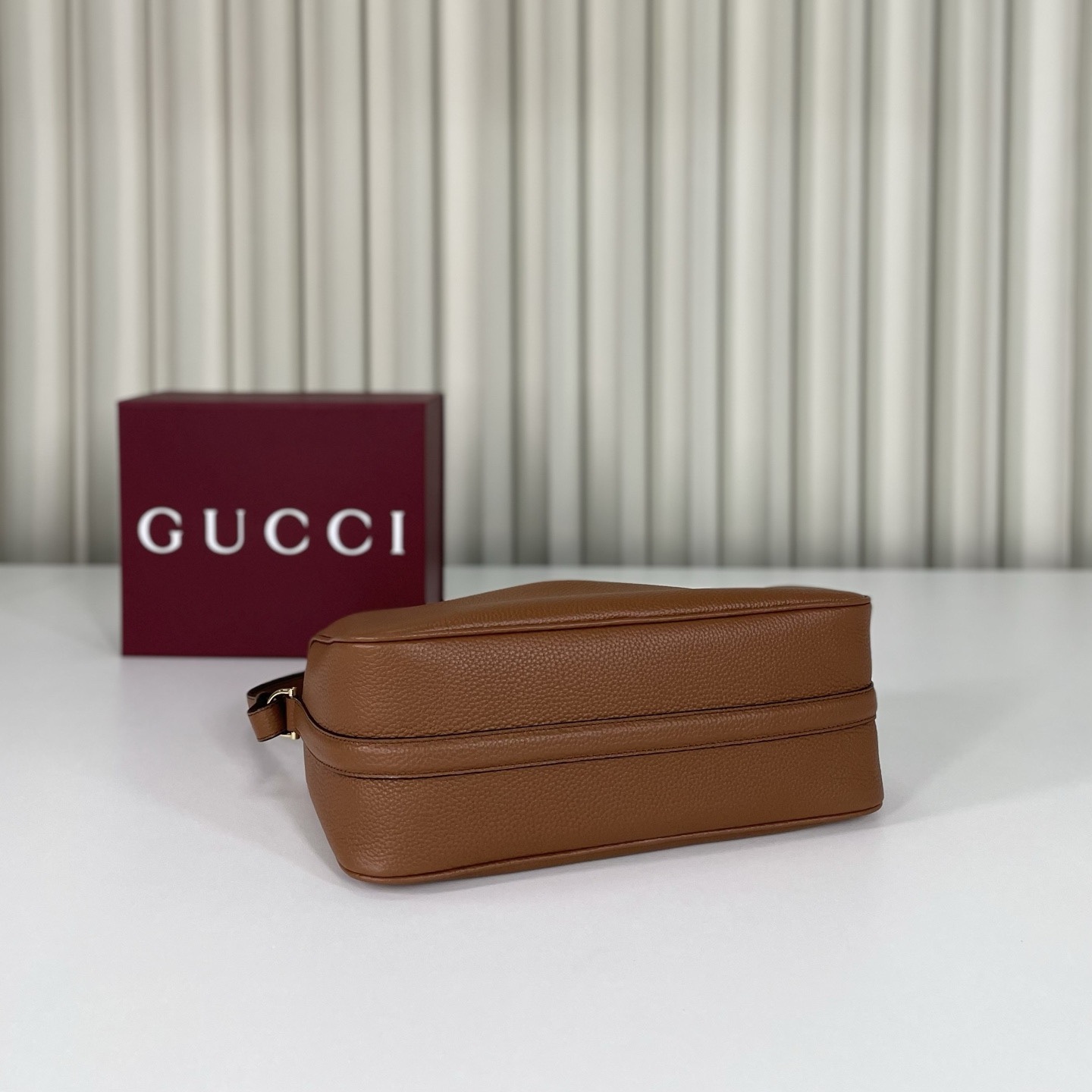 Gucci Half Horsebit系列中號肩背包，煥新呈現Gucci Half Horsebit系列，以現代風格煥新演繹品牌最具標誌性的元素之一。該系列巧妙融蘊休閒廓形與標誌性的半馬銜扣配件，這也是其名稱的由來。款號860787白皮，尺寸31.5X17X12