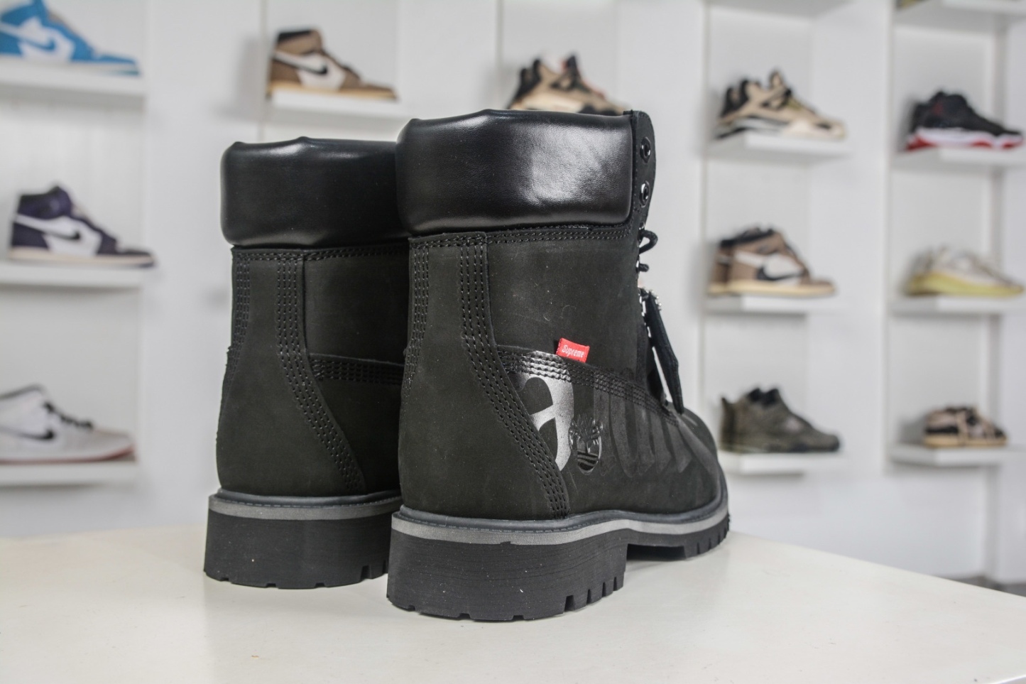LOEWE羅意威 x ON昂跑 聯名款 Cloudsolo 
貨號: 3MF30660553
尺碼：36 36.5 37 37.5 38 38.5 39 40 40.5 41 42 42.5 43 44 44.5 45 46（真半碼）（⚠️袋子丟失扣10）