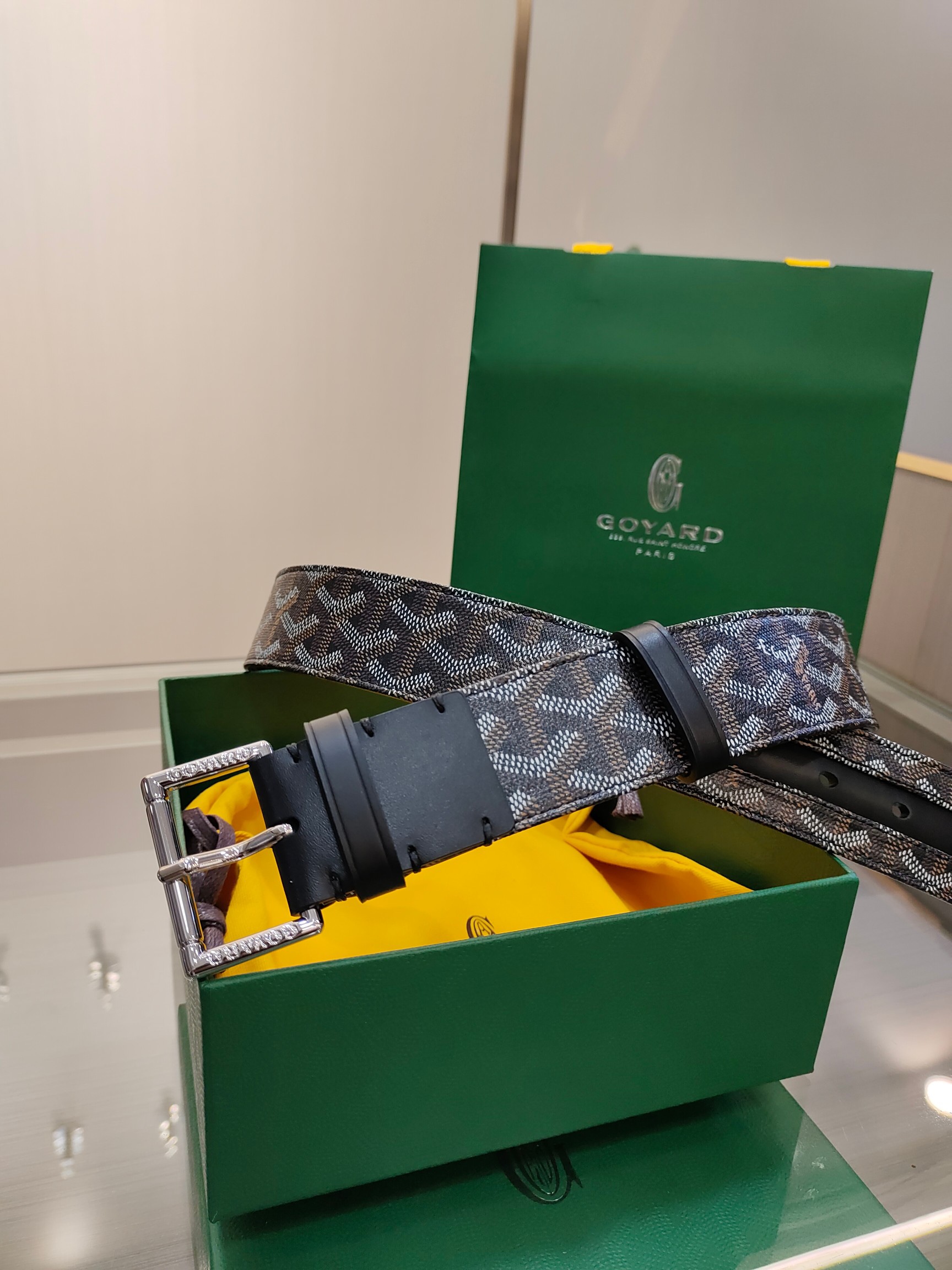 
Goyard(戈雅)腰帶源於法國奢侈品牌，設計風格簡約低調，腰帶身有標誌性帆布搭配進口頭層牛皮，腰帶扣採用簡約精品鋼扣，延續品牌的低調奢華，帶身寬度3.8CM，適用商務休閒日常佩戴。
