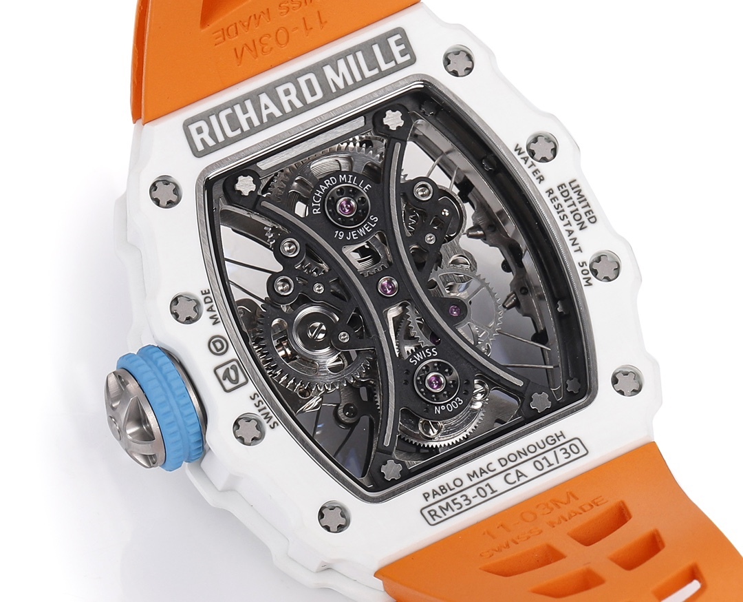 白色TPT石英纖維
【RICHARD MILLE】理查米爾RM53-01 將腕表設計與運動賽事相互結合，完美詮釋了賽場上的勇者堅定信念、頑強拼搏的精神。RM53-01以馬術運動為背景，採用多種高科技材料來抵御運動時帶來的強烈撞擊，從而保證不受破壞、正常運轉。高科技材質打造如同“護具”。“RM 53-01 PABLO MAC DONOUGH”的陀飛輪腕表，此款腕表除具備運動腕表的動感與活力外，還配備了堅固的TPT®碳纖維表殼、層壓藍寶石水晶表鏡以及固定機芯的懸浮式鋼索，有效的降低巨大衝擊、
