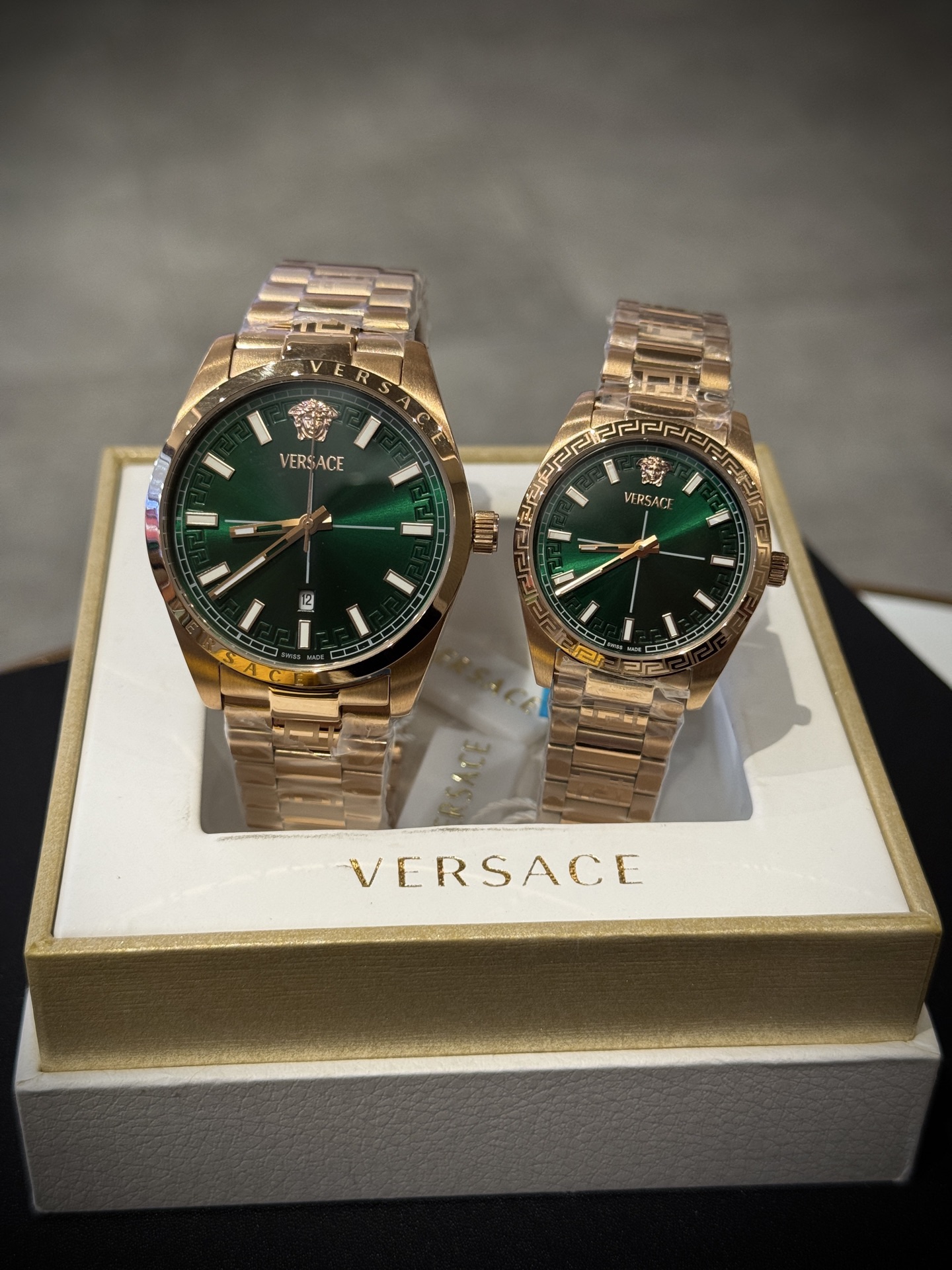Versace範思哲石英手錶，VERSACE MILLENYIUM  LADY系列，採用希臘回紋元素錶盤，12時位飾有美杜莎頭像展現範思哲經典圖案魅力，錶鏈印刻希臘回紋搭配雙按蝴蝶扣設計，兼具時尚與舒適，錶盤男款40mm 女款32mm 30米生活防水，進口石英機芯

立即搶購👉