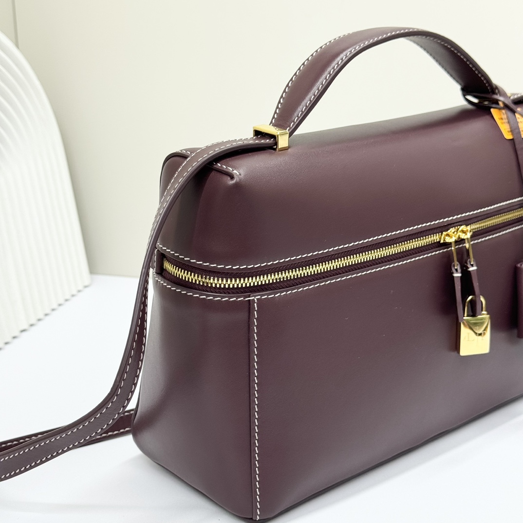 𝓻𝓸 𝓟𝓲𝓪𝓷𝓪 諾悠翩雅
𝑬𝒙𝒕𝒓𝒂 𝑩𝒂𝒈 𝑳𝟐𝟕 
寬開口加大容量斜挎包，包型設計更立體更有型，包身採用進口原廠小牛皮，手感柔軟而獨特，包包內部結構多了內袋。雙向加長拉鍊開合，配有My Charms金色金屬掛飾（LP特級純鋼五金配件）
size：27*16*10釐米
配全套專櫃禮盒包裝🎁