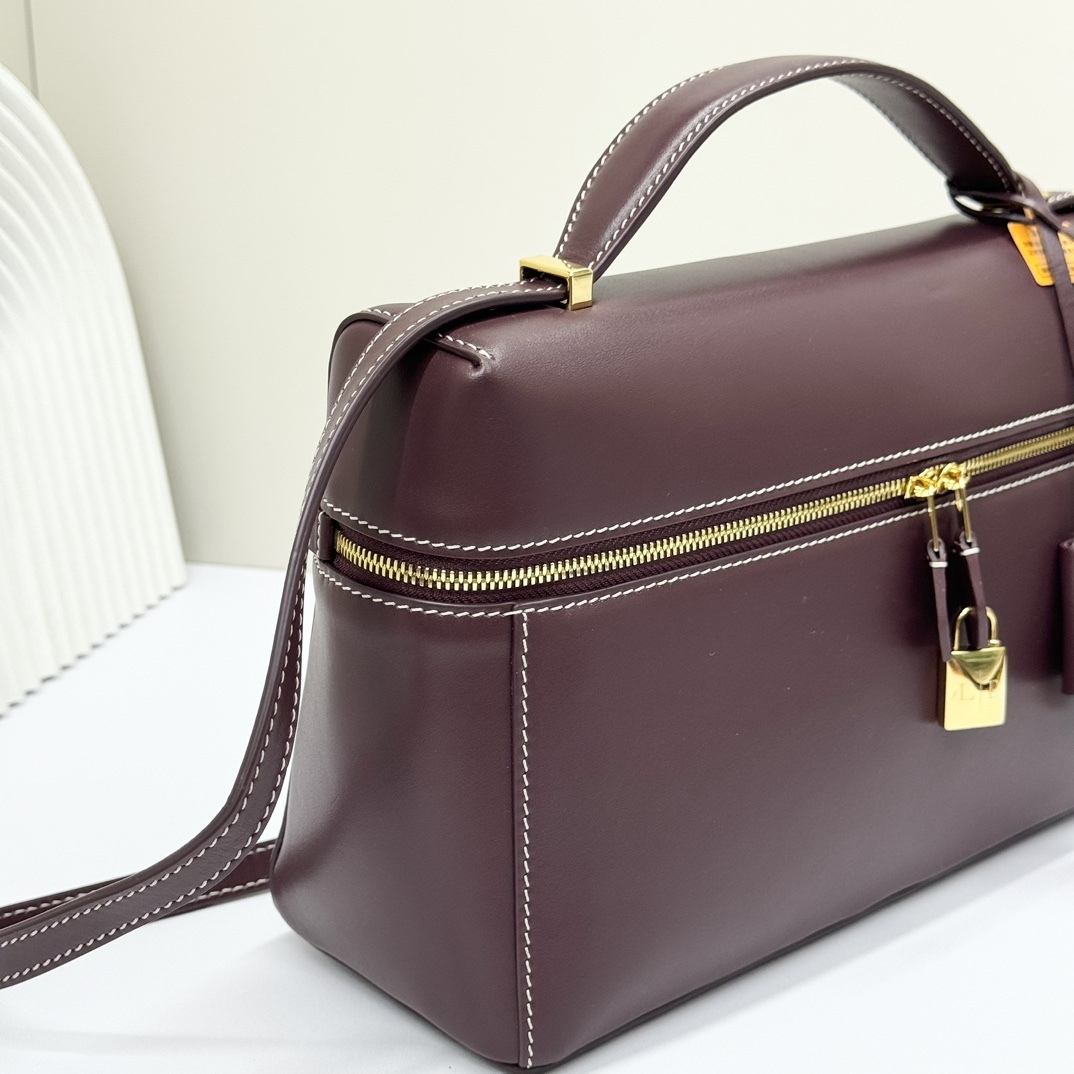 𝓻𝓸 𝓟𝓲𝓪𝓷𝓪 諾悠翩雅
𝑬𝒙𝒕𝒓𝒂 𝑩𝒂𝒈 𝑳𝟐𝟕 
寬開口加大容量斜挎包，包型設計更立體更有型，包身採用進口原廠小牛皮，手感柔軟而獨特，包包內部結構多了內袋。雙向加長拉鍊開合，配有My Charms金色金屬掛飾（LP特級純鋼五金配件）
size：27*16*10釐米
配全套專櫃禮盒包裝🎁