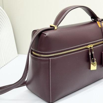 𝓻𝓸 𝓟𝓲𝓪𝓷𝓪 諾悠翩雅
𝑬𝒙𝒕𝒓𝒂 𝑩𝒂𝒈 𝑳𝟐𝟕 
寬開口加大容量斜挎包，包型設計更立體更有型，包身採用進口原廠小牛皮，手感柔軟而獨特，包包內部結構多了內袋。雙向加長拉鍊開合，配有My Charms金色金屬掛飾（LP特級純鋼五金配件）
size：27*16*10釐米
配全套專櫃禮盒包裝🎁