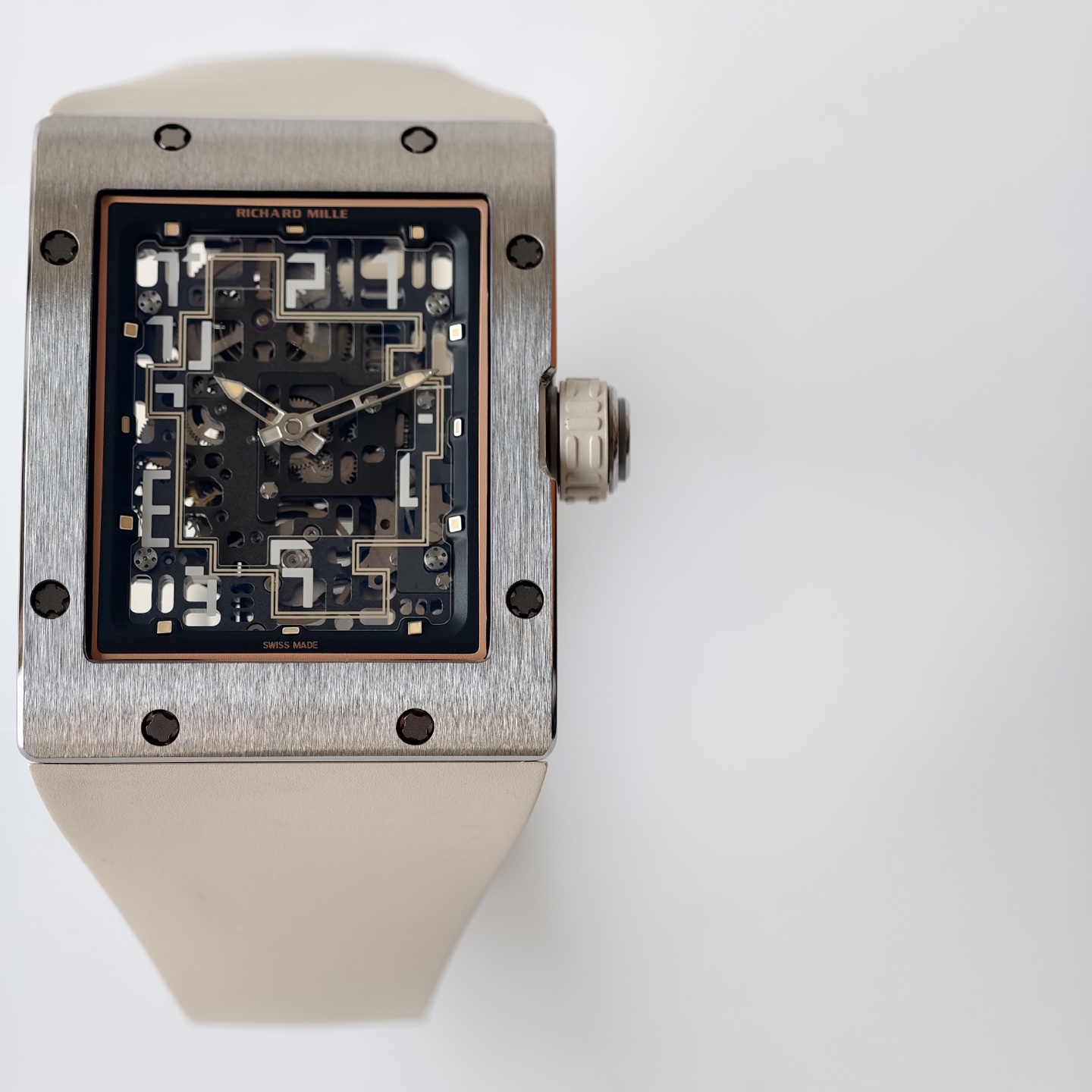 UMI 工作室 ✨
RM016 傲然問世重新定義鏤空美學的機械巔峰 🔥⚙️👑

🛠️表殼：五級鈦金屬精細拉絲表殼，和鈦合金骨架包膠表殼將複雜的鏤空結構極限壓縮在方寸之間。材質輕盈卻硬度驚人。方形表殼貼合手腕，更加適合日常佩戴。
⚙️機芯技術：定製版RM005-S一體機，
1.搭載可變幾何結構單向擺陀，優化上鏈的效率
2.最大限度還原了正品鏤空美學的機械巔峰
🧩錶帶：標配定制級絲絨觸感超輕天然橡膠錶帶，和RM專屬鈦合金表扣。讓您隨時進入“人表合一”的零觸感佩戴境界。
🔍技術要點：最大賣點在於藍寶石