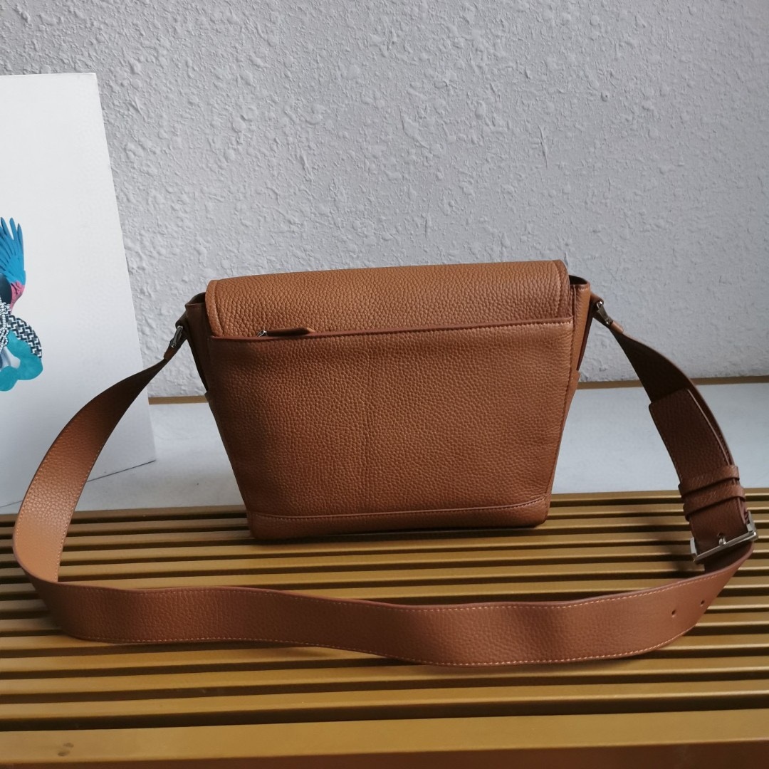 【 原單】🎉新款郵差包🎉🎉2VD069🎉🎉這款皮革單肩包採用進口小牛皮，彰顯時尚休閒格調。精緻小巧，翻蓋廓形搭配可調節肩帶，飾有金屬五金配件和字母徽標。翻蓋設計 上身效果非常酷，寶寶們，趕緊入手吧🎉🎉長22x高22x底12cm🎉🎉🎉👏👏