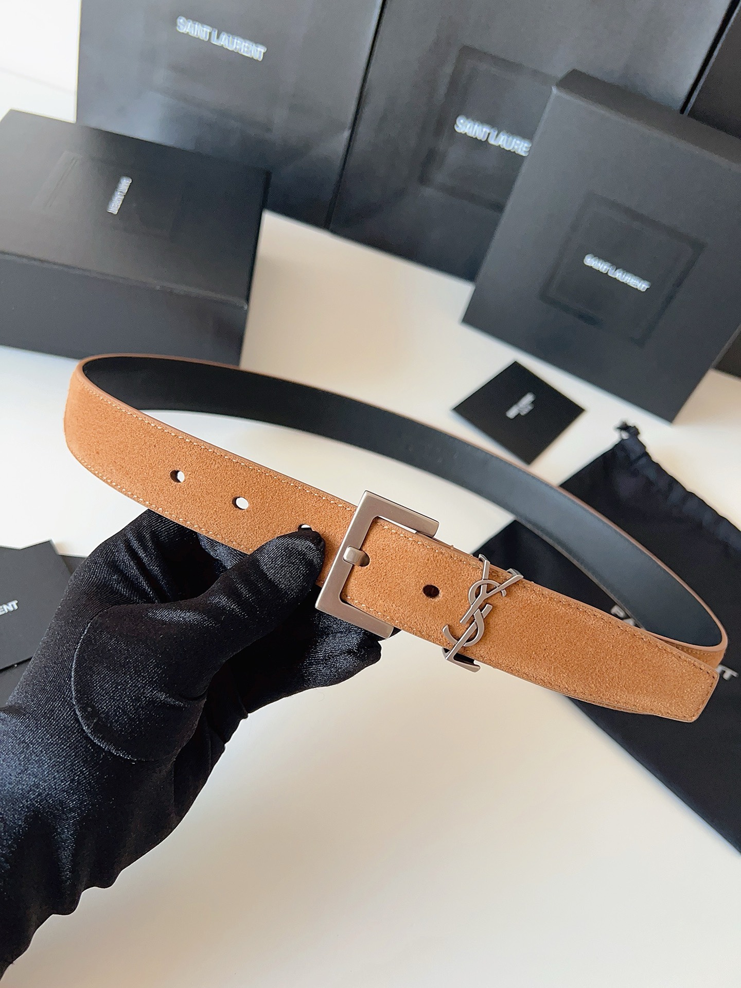 
ysl聖羅蘭2026女士新款腰帶，冬季爆款絨面原版皮，方形搭扣配以ysl標識腰帶環，女士冬季必備款，寬度3.0cm