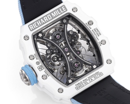 白色TPT石英纖維
【RICHARD MILLE】理查米爾RM53-01 將腕表設計與運動賽事相互結合，完美詮釋了賽場上的勇者堅定信念、頑強拼搏的精神。RM53-01以馬術運動為背景，採用多種高科技材料來抵御運動時帶來的強烈撞擊，從而保證不受破壞、正常運轉。高科技材質打造如同“護具”。“RM 53-01 PABLO MAC DONOUGH”的陀飛輪腕表，此款腕表除具備運動腕表的動感與活力外，還配備了堅固的TPT®碳纖維表殼、層壓藍寶石水晶表鏡以及固定機芯的懸浮式鋼索，有效的降低巨大衝擊、