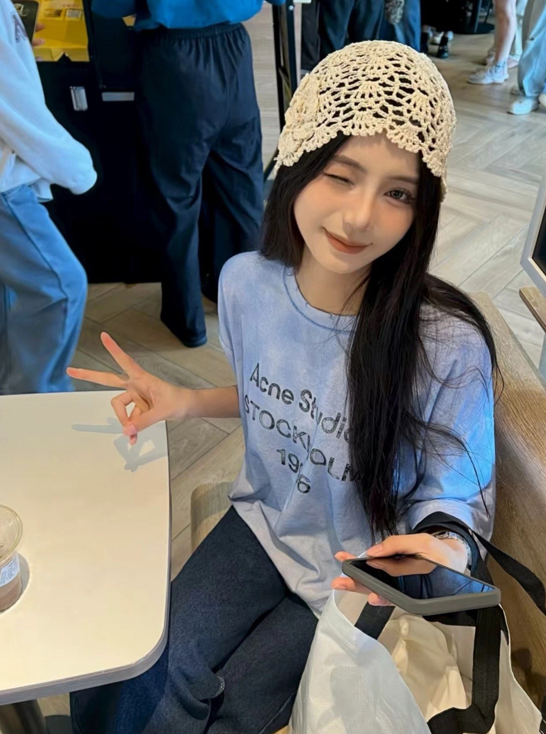 🔝Acne Studios 26SS 1996字母印花短袖T恤
面料是定制定染的32支220g原版雙紗棉，胚布經過高盂環保染色，裁大貨前還要進行高溫環縮水，降低縮水率的同時使得手感更柔軟舒適，印花方面必須五層膠漿，第一遍必須為進口打底漿，填平布料上極為細小的線洞，再由高溫床烤乾再劇頗色，採用油墨因熱平網印花，一共刷五層，每一層間隔為時間為30分鐘，才能保證出來的成品保持原版的質感，全套開發輔料
尺碼：S-XL