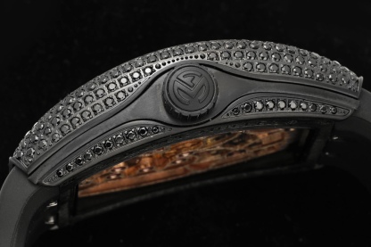 RMS 最新款 頂級復刻 法蘭克穆勒V45 Vanguard陀飛輪系列 歷時多年研發機芯 
1 1:1 超級復刻原裝複雜法穆蘭陀飛輪機芯 細節完美到位 打造正品機芯獨具的雙發條盒 超薄工藝 
2超長72小時動力儲存 告別每天手動上鏈 高端玩家的定制款 把頭上鏈30個半圈 發條盒為滿 不需要過度上鏈 
3 千錘百鍊 316L精鋼表殼 超薄表殼 與原裝一致厚度 彎曲弧度 更加貼合手腕 佩戴舒適 
4 純正進口意大利小牛皮 貼合手感品質一流的進口氟橡膠錶帶 與正版全完通用互換
5瑞士工程師 原版機芯拆解 一比一