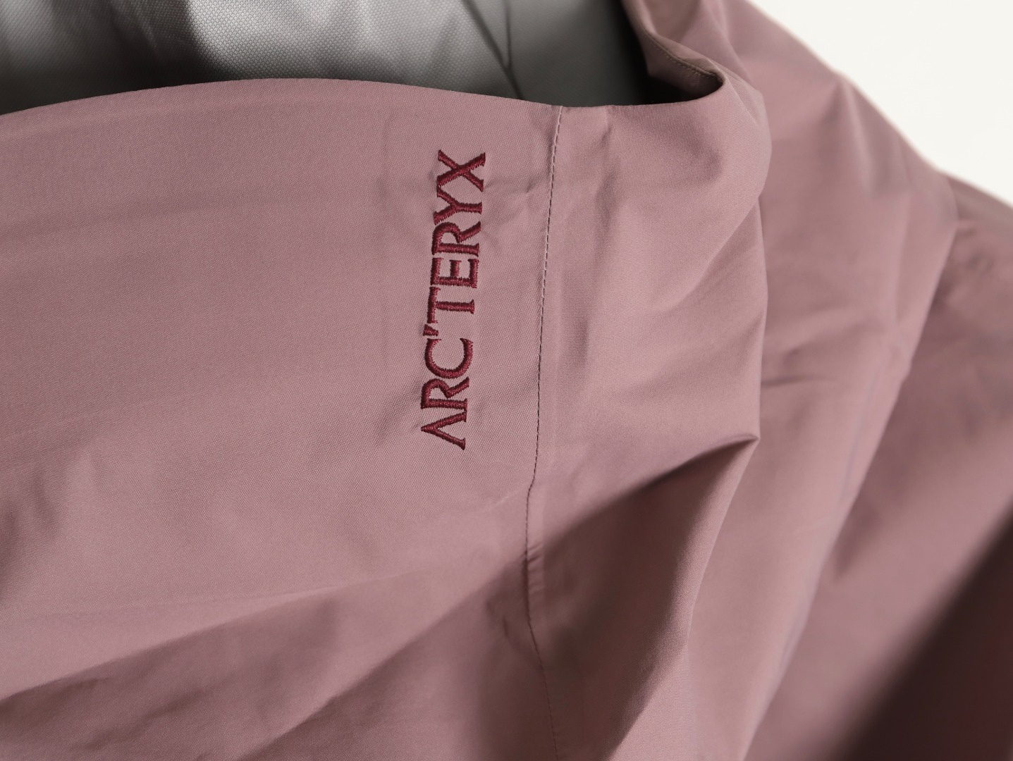 🔝ARC`TERYX 始祖鳥 頂配 Beta SL衝鋒衣
是一款專為戶外探險設計的高性能外套。
採用GORE-TEX 面料。
具備卓越的防水透氣性能，確保在惡劣天氣下依然保持乾爽舒適。
其高質量設計使其便於攜帶，非常適合長時間的徒步和旅行。
Beta SL新色不僅時尚亮眼，還增加了戶外活動中的可見性，提升安全性。獨特的
StormHood™帽兜設計，提供全面的頭部保護，同時不影響視野。
腋下拉鍊設計增強了透氣性，防止過熱。無論是登山、徒步還是日常通勤，始祖鳥Beta SL衝鋒衣都是您不可或缺