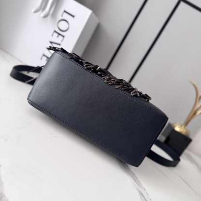 L⊚℮w℮🌟新款🆕小號經典牛皮革Fringe Puzzle手袋
Puzzle 以別具一格的幾何線條勾勒長方體造型*此小號版本採用經典牛皮革製成，搭配手工打結流蘇裝飾。手袋為新春系列作品。小號Puzzle可以容納例如一隻大號錢包，所有尺寸的手機和太陽鏡，肩背或斜挎*手拿或頂部提手攜帶*肩帶可調節，可拆卸*一個內部插袋和一個外部後方拉鍊口袋*拉鍊開合帶牛皮革拉鍊頭*人字紋棉質帆布襯里Anagram 壓紋🌟
size:24*10.5*16CM
型號：062611（配全套包裝）