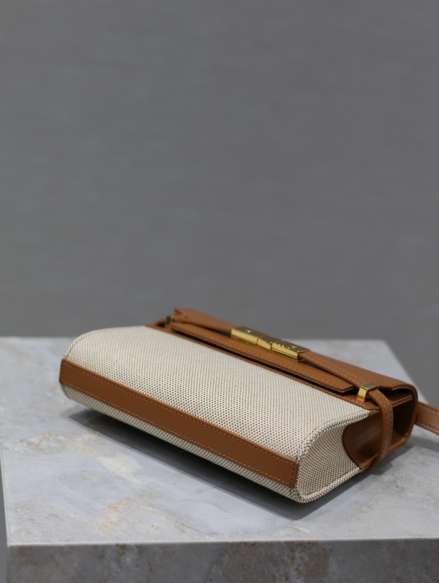 Manhattan mini_腋下/斜挎包
曼哈頓的經典造型，給人一種氣場很大的感覺！全包採用原廠牛皮搭配棉麻精心製作，翻蓋中央的金屬搭扣是曼哈頓系列的標誌性元素，包內有一卡袋，無其他多餘隔層，所以自重超級輕！可以肩背 斜挎及腋下背法。整體風格幹練又率性，是超級簡約耐看又大方的款式！
型號：727766
尺寸：19×14×4cm