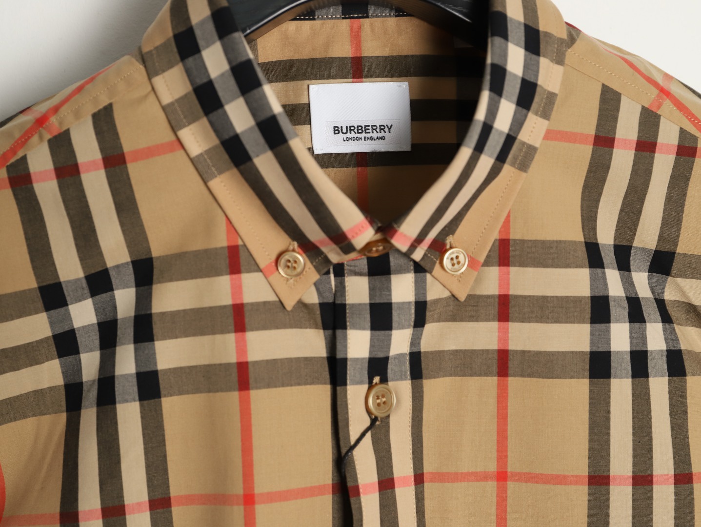 Burberry/巴寶莉 標籤貼布格紋棉質長袖襯衫
第一時間打版。面料為定制俯綢，上身絲滑透氣。紅外線定位裁剪，
定制貝殼頭扣，領子袖口復合硬襯，暴力水洗不會變形。
埋夾包縫工藝，保持版型不變形。國內頂級襯衫代工廠出貨，
前短後長 剪裁大膽突破常規，
完美還原Zp每個細節，商務休閒皆可搭配，人手幾件絕不為過。
裝飾品牌典藏 復古大格紋，BUR粉絲的衣櫥珍藏款式,尤其是對於忠實的BUR粉來說，
此款更是絕對不能錯過的珍寶級別產物！
S Size:S-XL