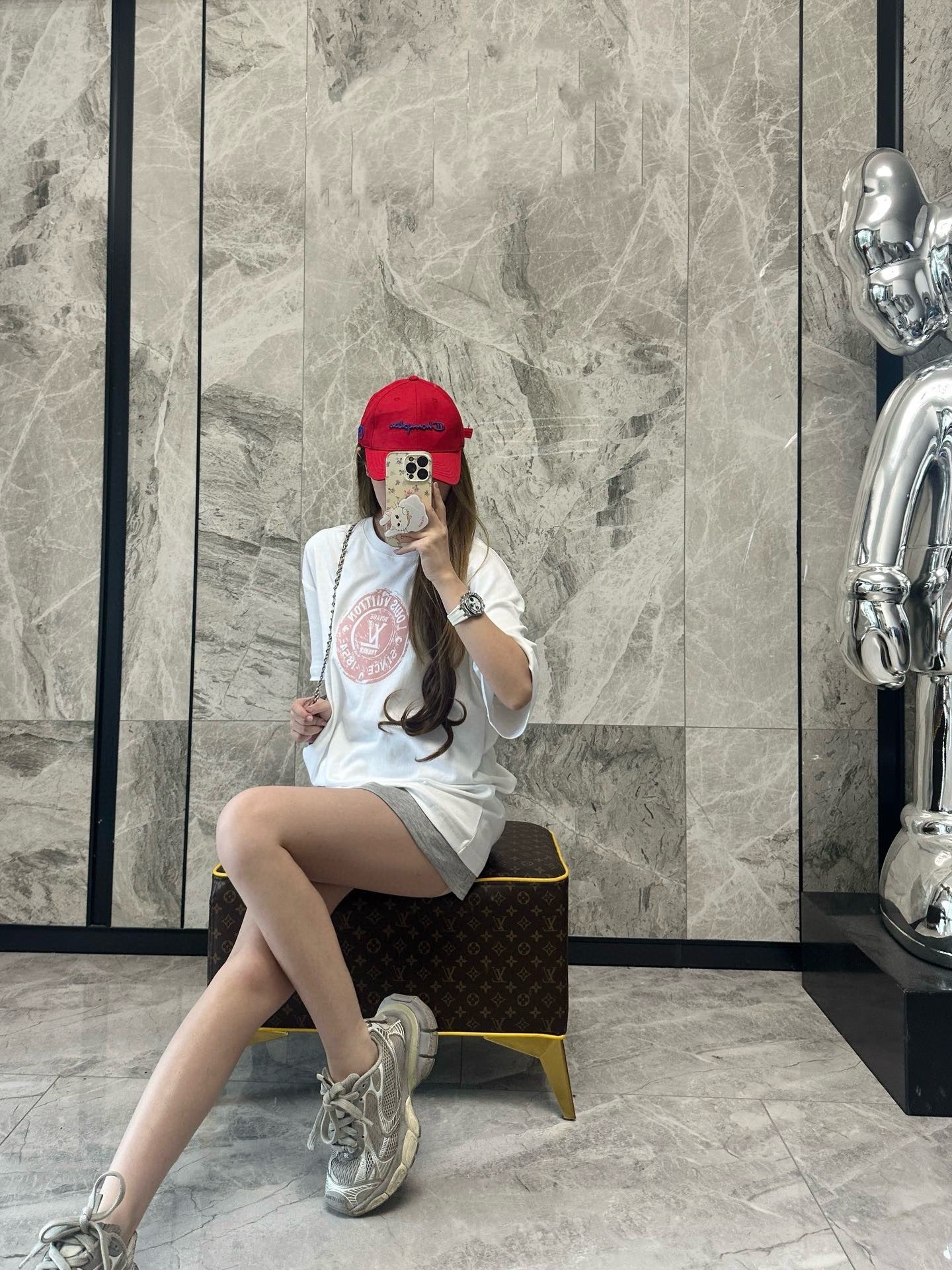 Louis Vuitton/路易威登 25ss 印章logo印花短袖
本款T恤以柔軟透氣的棉質針織裁出休閒廓形。胸前印章點綴多樣路易經典元素，涵蓋品牌創始年份，歌頌品牌的旅行與制箱傳承。

面料紗線支數為60支，屬於高支棉紗紗線細膩柔軟。單股結構使面料更輕盈透氣，雙面針織工藝，正反面紋理一致，面料結構緊密，彈性較好不易卷邊，觸感細膩適合貼身穿著。

TPU光油印花工藝，這是一種結合功能性材料與視覺效果的先進印花技術，尤其適用於提升面料的高端質感。印花用於增加光澤、立體感和特殊觸感，用於設計獨特