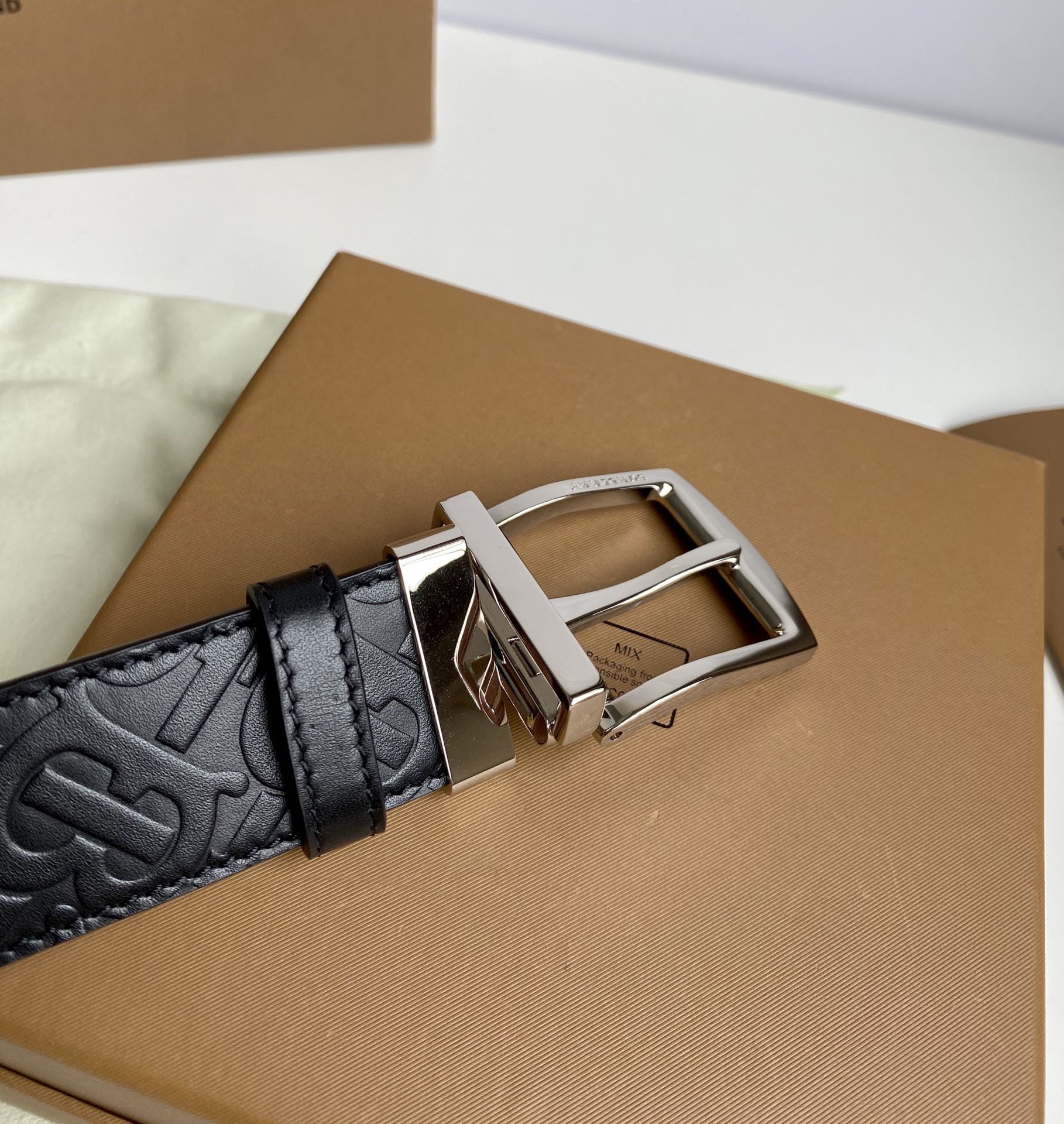 Burberry巴寶莉專櫃同步上新🎉🎉意大利制腰帶 裝飾品牌專屬標識壓花圖案 搭配鍍鈀金搭扣  營造精緻設計感 寬:3.5cm  精緻優雅