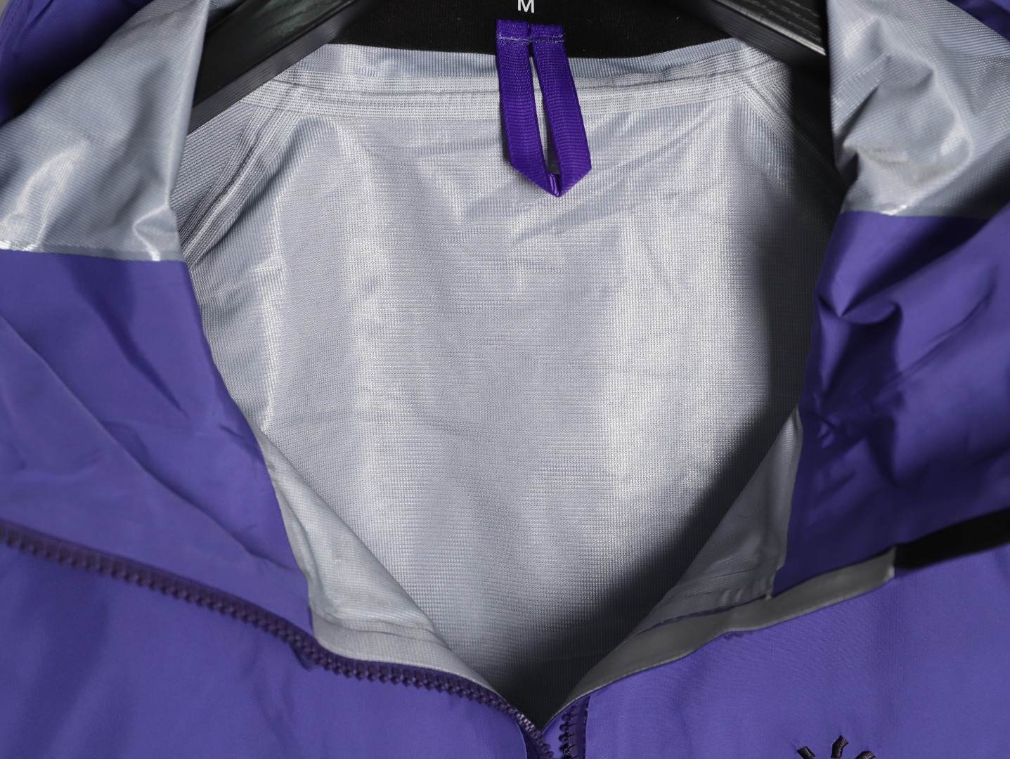 🔝Kailas 凱樂石· MONT X- LT  輕量化衝鋒衣外套

戶外與日常的理想之選，為你帶來極致體驗：

• 超輕量設計：M碼僅重284g，全衣重量減輕54%，極致輕量，穿上宛如無物，長時間徒步、攀爬毫無負擔。收納後體積小巧，如同一瓶礦泉水大小，輕鬆塞於背包一角，不佔空間。

• 卓越面料性能：採用40D GORE - TEX 3L面料，防水指數高達20,000mmH₂O以上，能抵御暴雨侵襲，在雨中行走也可保持身體乾爽。防風性能出色，可有效阻擋狂風。透氣指數達10,000g/m²/2