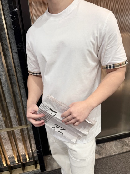 🔝BURBERRY巴寶莉BBR 格紋拼袖短袖T恤
正品購入，50支雙股100%精梳棉170克，2*2精品羅紋210克，面料拼接，面料酵洗，定制1：1商標，合身版型
B Size：S-XL