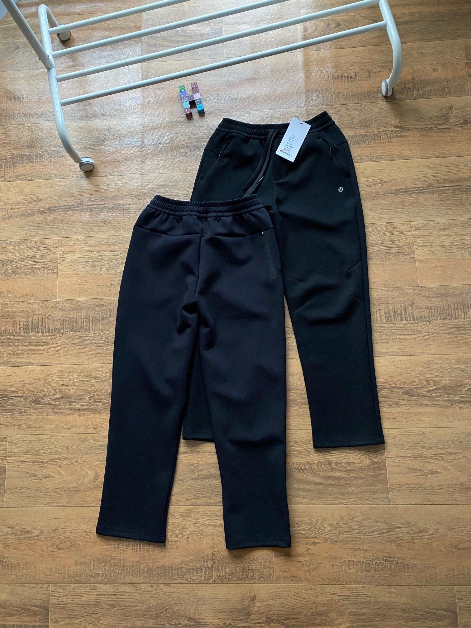 lululemon 露露  2026年春秋季新款男空氣棉休閒長褲  鬆緊腰帶 男士休閒運動衛褲！經典時尚款，客供彈力空氣層面料，軟糯垂彈，舒適透氣！採用空氣棉面料，上身絲滑，柔軟親膚，舒適透氣，不起球，不褪色，耐洗耐穿，上身百搭，不臃腫！做工精細，品質保證！精美logo燙印，兩側隱藏拉鍊口袋，做工細節都非常不錯，上身簡約百搭！立腰部鬆緊抽繩，兩側拉鍊口袋，做工走線整齊密集，高品質精品貨，空氣層面料定織定染，無色差。寬松版型，不挑腿型，更加遮肉顯瘦，烘托休閒隨意舒適的氣氛，不管怎麼穿搭都好看！