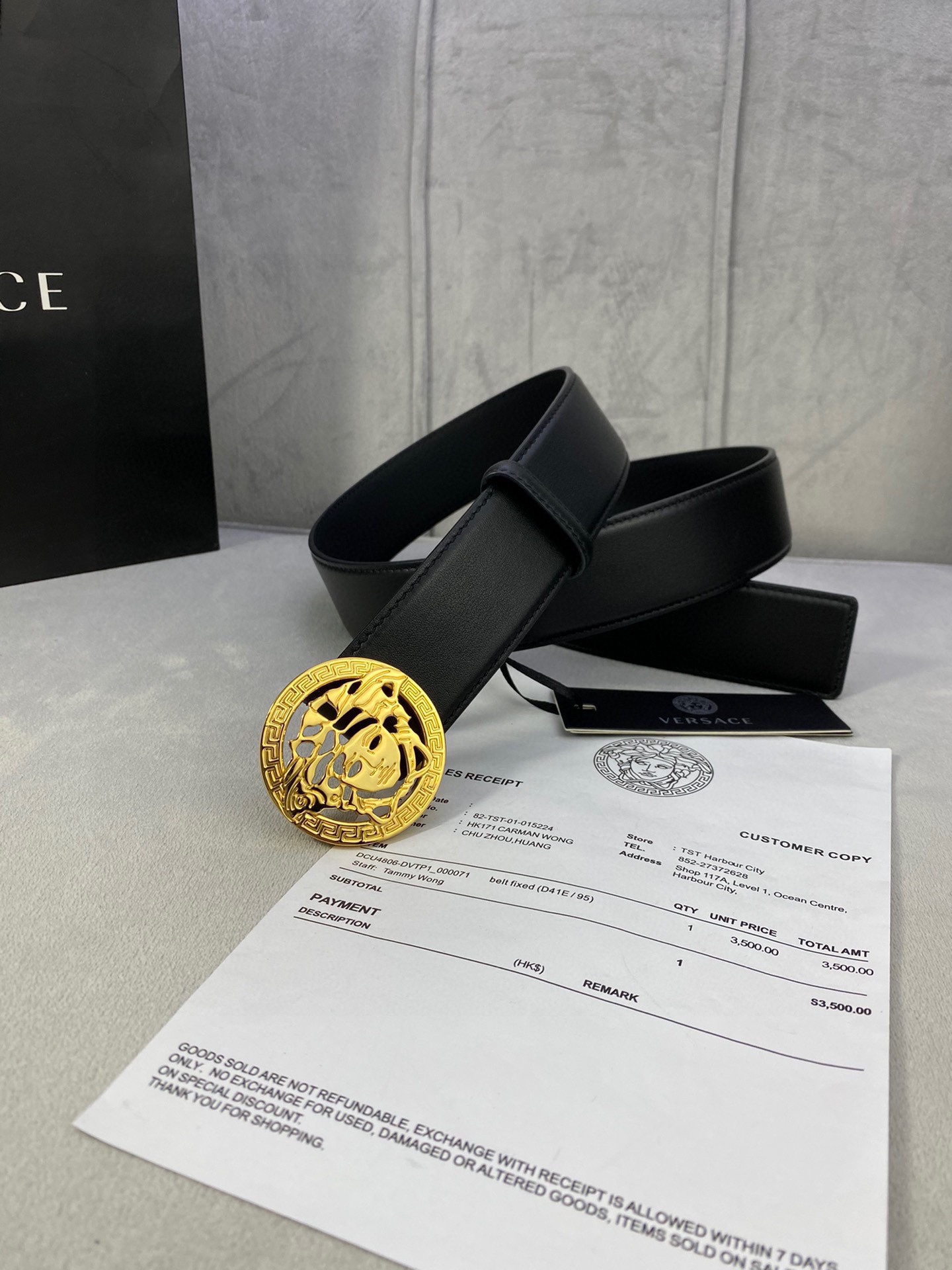 寬度3.8cm VERSACE（範思哲）此款平面皮帶採用小牛皮製成，配有一枚真空電鍍美杜莎頭像腰帶扣，採用穿孔閉合。