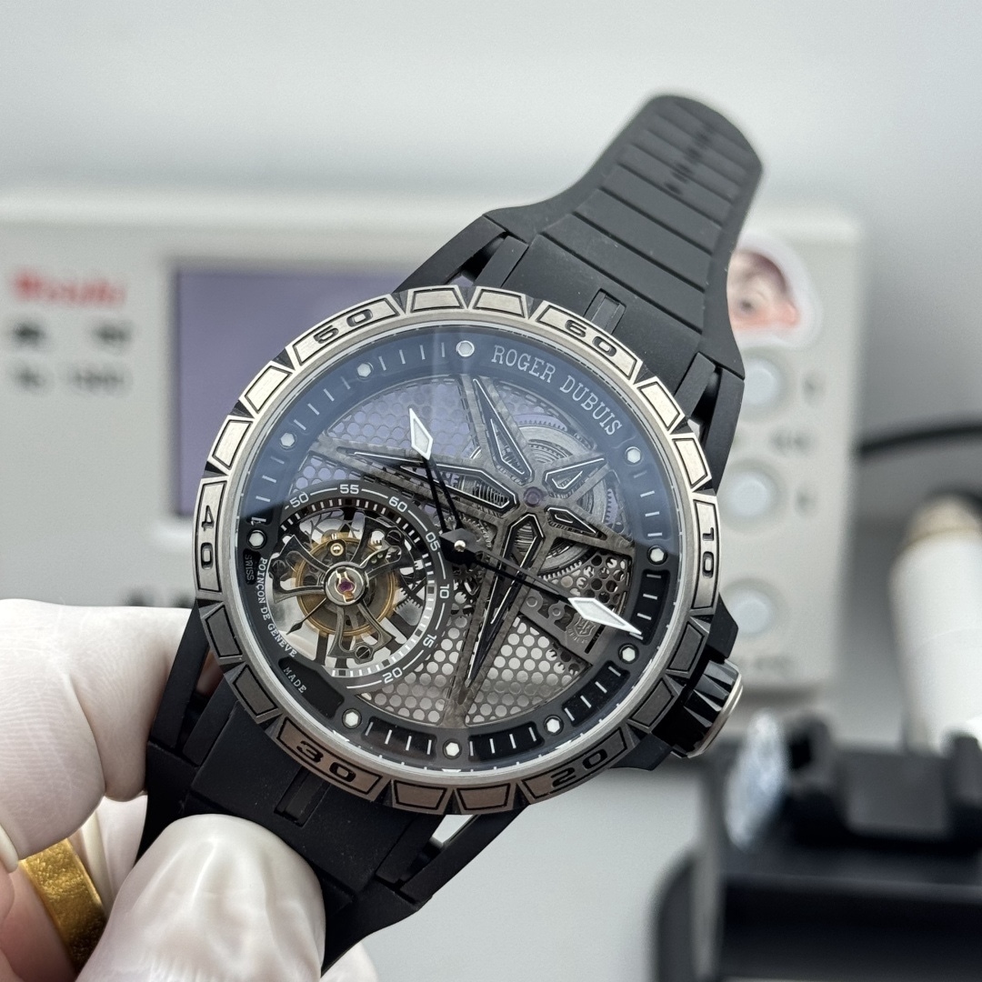 『新廠-NEW Factory』羅傑杜彼王者競速倍耐力單行陀飛輪#全鏤空背透高級感型號分別：RDDBEX0815、RDDBEX0817腕表，這款腕表極具羅傑杜彼品牌代表性的設計，星型的框架設計，凱爾特十字架形陀飛輪，配有秒盤和小秒針，更顯機械感，幾乎一眼就可識別。表殼直徑45mm，厚度13.5毫米，搭載海鷗定制RD505SQ手動上鏈機芯，機芯上夾板與魚鱗紋打磨在內的各種超卓精修。          
（非市面其他小廠可比）
注：特點 
1.表殼：鈦合金表殼與原裝同步。
2.機芯：一體陀飛輪機芯以六方位精准