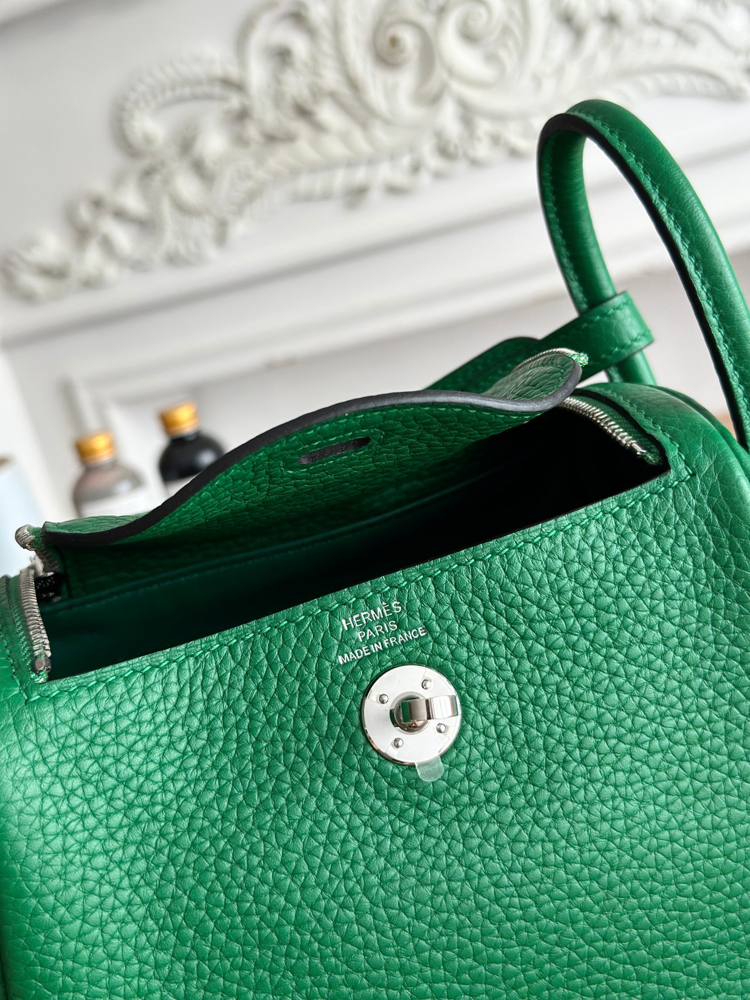 琳迪lindy 19cm	
Tc皮 蜜蠟線半手工縫製
lindy19保留了琳迪包所有細節的完整設計，側口袋、拉鍊等全部都是經典的設計√
這只小可愛暴擊了多少人的少女心