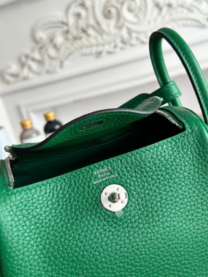 琳迪lindy 19cm	
Tc皮 蜜蠟線半手工縫製
lindy19保留了琳迪包所有細節的完整設計，側口袋、拉鍊等全部都是經典的設計√
這只小可愛暴擊了多少人的少女心