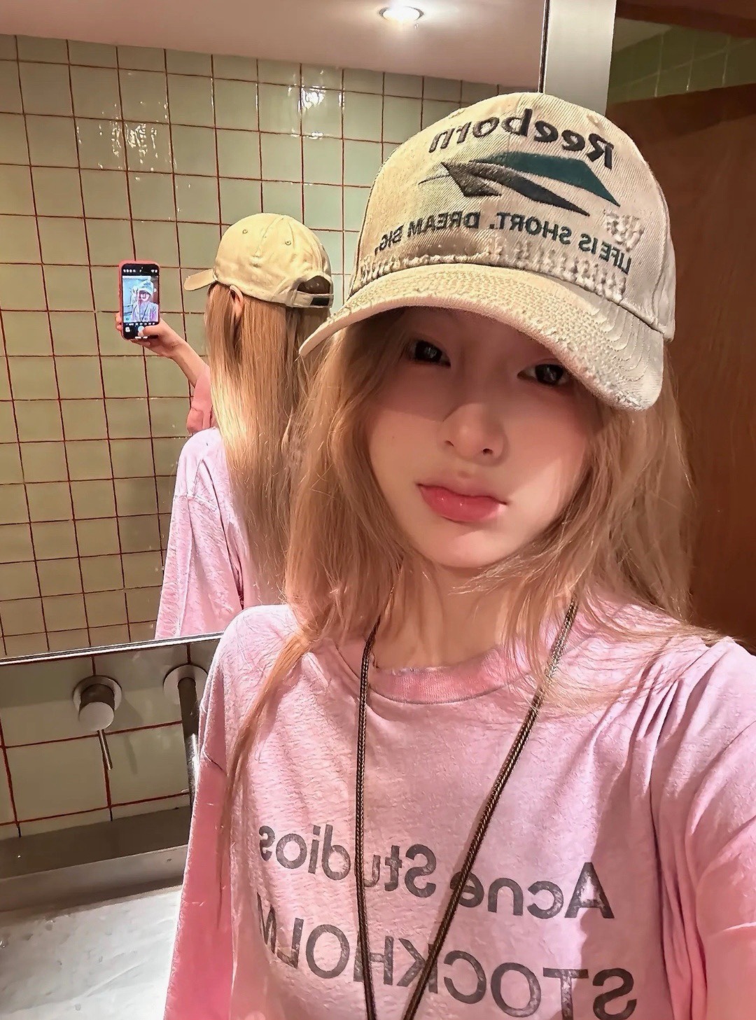 🔝Acne Studios 26SS 1996字母印花短袖T恤
面料是定制定染的32支220g原版雙紗棉，胚布經過高盂環保染色，裁大貨前還要進行高溫環縮水，降低縮水率的同時使得手感更柔軟舒適，印花方面必須五層膠漿，第一遍必須為進口打底漿，填平布料上極為細小的線洞，再由高溫床烤乾再劇頗色，採用油墨因熱平網印花，一共刷五層，每一層間隔為時間為30分鐘，才能保證出來的成品保持原版的質感，全套開發輔料
尺碼：S-XL