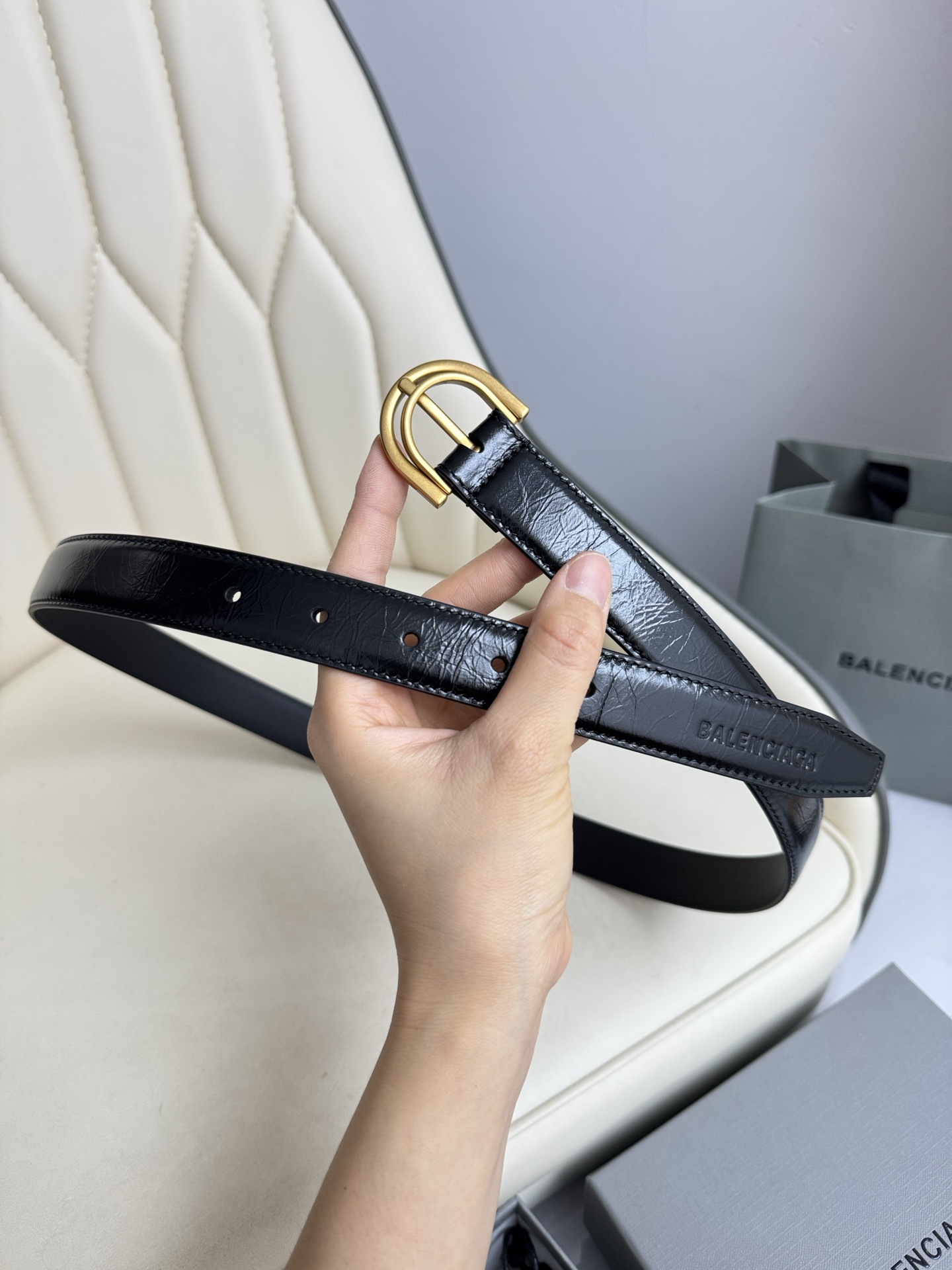 巴黎世家（Balenciaga）寬度2.5cm 是法國的奢侈品牌，作為時尚界最具影響力品牌之一的地位。設計師源於：都市時尚潮流獨特的設計風格，採用進口小牛皮製作；搭配純銅復古五金，使其更具魅力。值得擁有的百搭精品