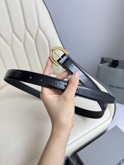 巴黎世家（Balenciaga）寬度2.5cm 是法國的奢侈品牌，作為時尚界最具影響力品牌之一的地位。設計師源於：都市時尚潮流獨特的設計風格，採用進口小牛皮製作；搭配純銅復古五金，使其更具魅力。值得擁有的百搭精品