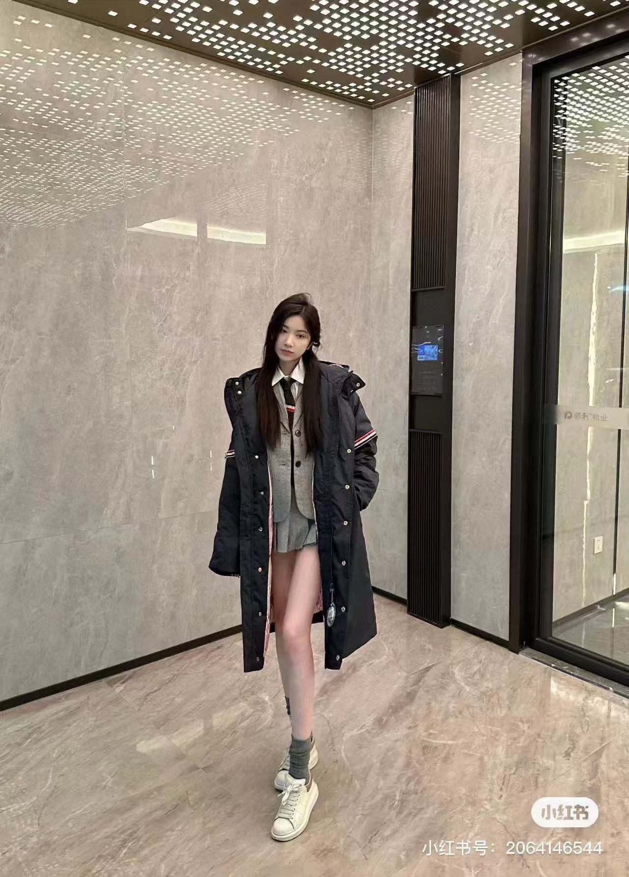 Thom Browne/湯姆布朗 袖標織帶長款羽絨服
採用進口90鴨絨填充 內外里加雙層內膽不會跑毛 高密度防風抗寒功能性面料 手感柔軟舒適  工藝更是精湛 嚴防鑽絨 採用國際先進的真空充絨技術 增加空氣隔層 不損傷羽線 能保持羽原有的柔軟性、彈性及手感 將羽絨的保暖性發揮到最佳！
N Size :1-3