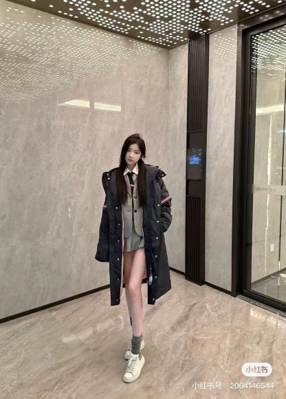 Thom Browne/湯姆布朗 袖標織帶長款羽絨服
採用進口90鴨絨填充 內外里加雙層內膽不會跑毛 高密度防風抗寒功能性面料 手感柔軟舒適  工藝更是精湛 嚴防鑽絨 採用國際先進的真空充絨技術 增加空氣隔層 不損傷羽線 能保持羽原有的柔軟性、彈性及手感 將羽絨的保暖性發揮到最佳！
N Size :1-3