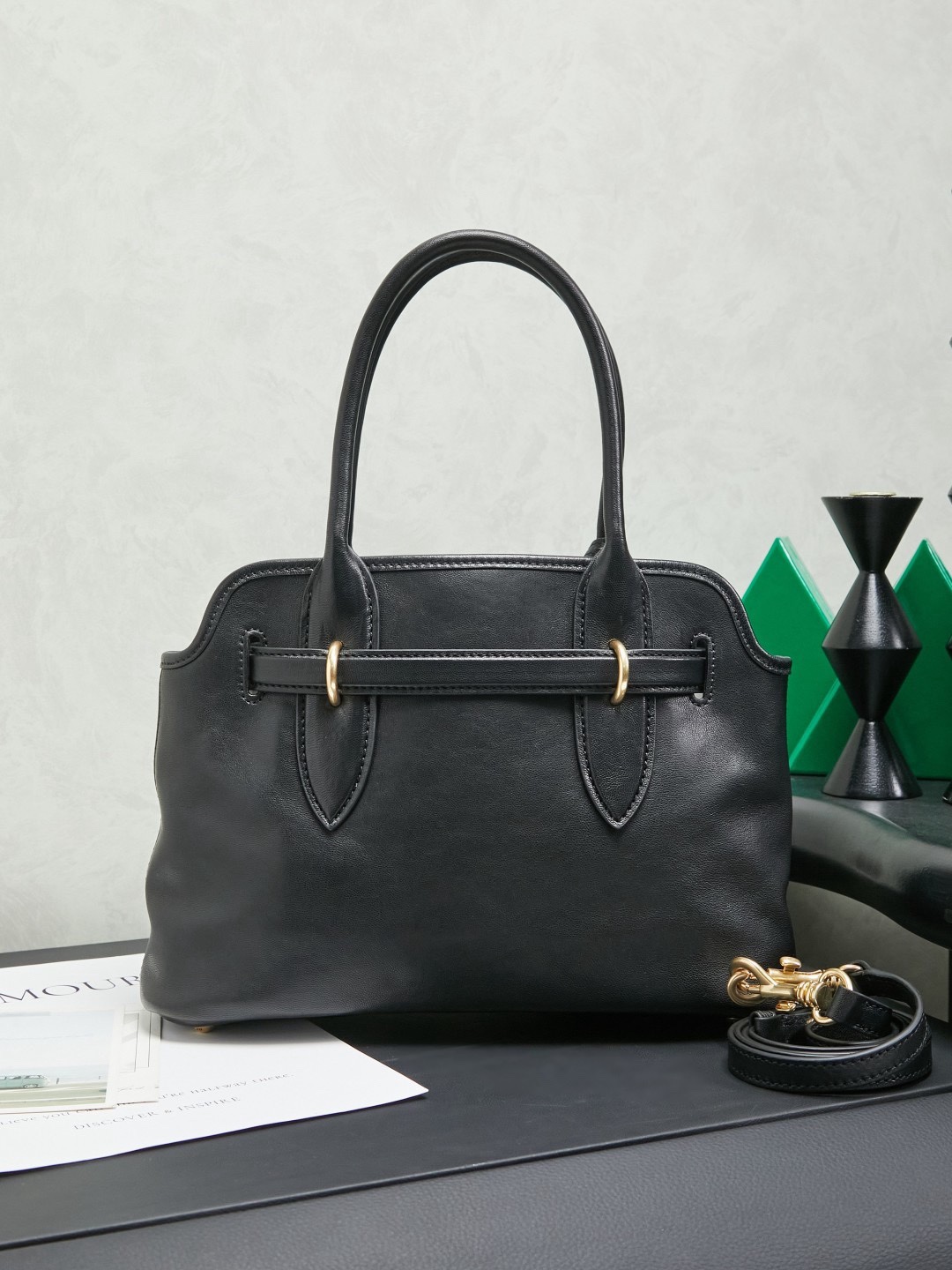 Aventure包袋展现出简约随性的魅力。重新诠释经典线条，这款柔软的Nappa变体展现出多功能和实用的态度，并通过精致独特的细节得到提升。aventure nappa皮革手袋灵感源自miu典藏设计，结构经过调整，变得更加轻便，焕发全新个性，饰以压花字母徽标，增添标志性元素，复古金色五金配件，亚麻混纺衬里，配拉链口袋和贴袋，长手腕适合用作手提或单肩
