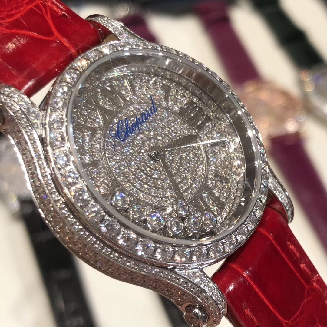 （NL）2025最新款滿天星   原裝搭配美洲鰐魚錶帶 搭配原莊進口日本9015機芯 蕭邦（HAPPY DIAMONDS）作為蕭邦最暢銷的系列一直以細膩的手法詮釋蕭邦標誌性靈動鑽石的概念，此系列作品柔美而時尚，都說男戴萬國女戴蕭邦 有金（進）有鑽（賺）寓意也很好。錶盤內的鑽石滾珠可自由滑行轉動，時來運轉 財運滾滾，讓每一位女性都以最迷人的造型驚艷世人。 這次給大家帶來的蕭邦快樂鑽系列 這次給大家帶來的蕭邦快樂鑽系列 是肖邦旗下最具代表性的腕表 最有特色的夾層玻璃的7顆，7顆鑽石產生自旋 猶如舞蹈