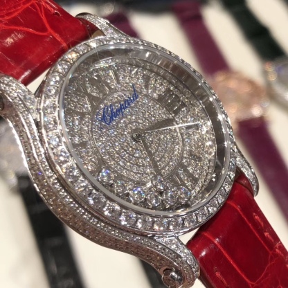 （NL）2025最新款滿天星   原裝搭配美洲鰐魚錶帶 搭配原莊進口日本9015機芯 蕭邦（HAPPY DIAMONDS）作為蕭邦最暢銷的系列一直以細膩的手法詮釋蕭邦標誌性靈動鑽石的概念，此系列作品柔美而時尚，都說男戴萬國女戴蕭邦 有金（進）有鑽（賺）寓意也很好。錶盤內的鑽石滾珠可自由滑行轉動，時來運轉 財運滾滾，讓每一位女性都以最迷人的造型驚艷世人。 這次給大家帶來的蕭邦快樂鑽系列 這次給大家帶來的蕭邦快樂鑽系列 是肖邦旗下最具代表性的腕表 最有特色的夾層玻璃的7顆，7顆鑽石產生自旋 猶如舞蹈