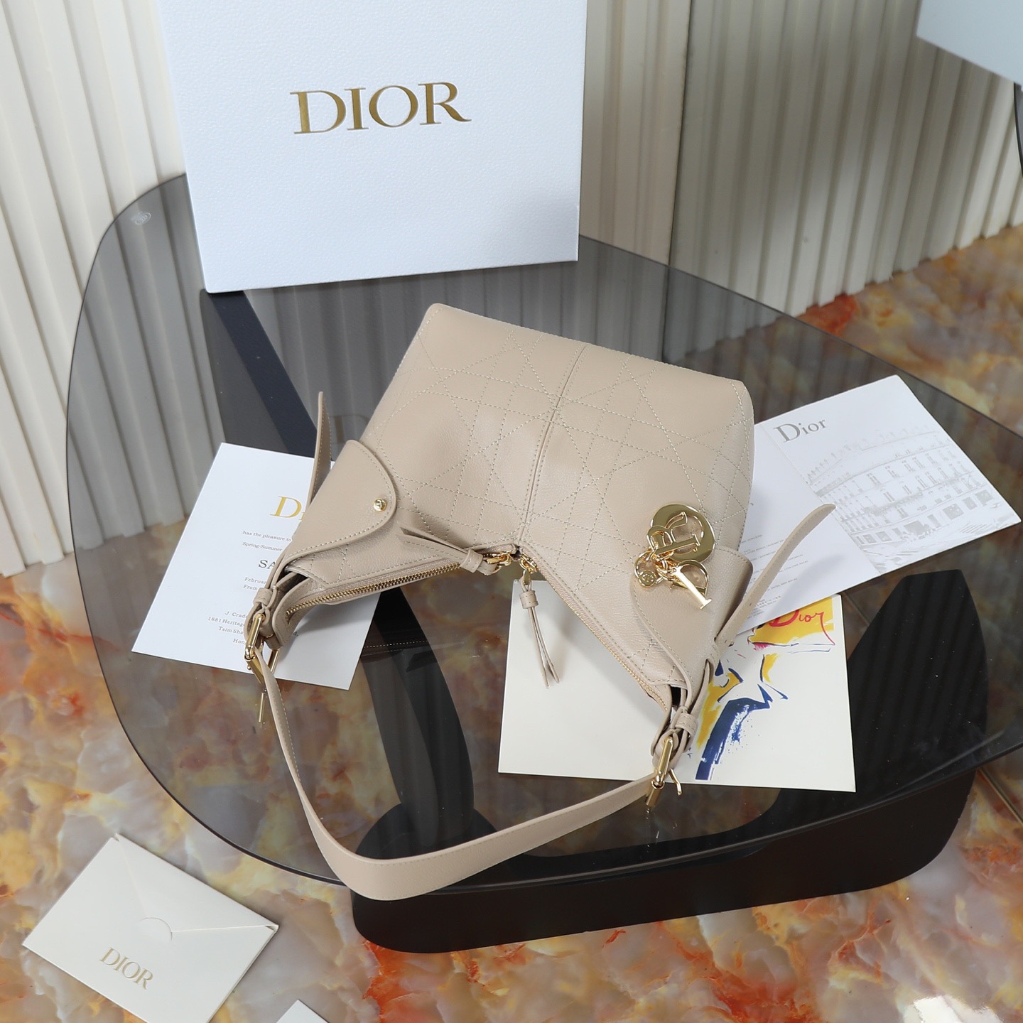 原廠皮 小號粒面牛皮 米色

Voyage秋冬系列
又是一個王炸級別，直接擊中心巴上
自帶鬆弛感，包形柔軟又隨意
經典藤紋格，雙拉鍊設計
整體高級又時髦，精緻感滿滿的字母吊墜
細節非常到位，超大的容量，自用超輕便
時髦精們都懂這款的含金量

型號：2845

size:22*9.5*15cm