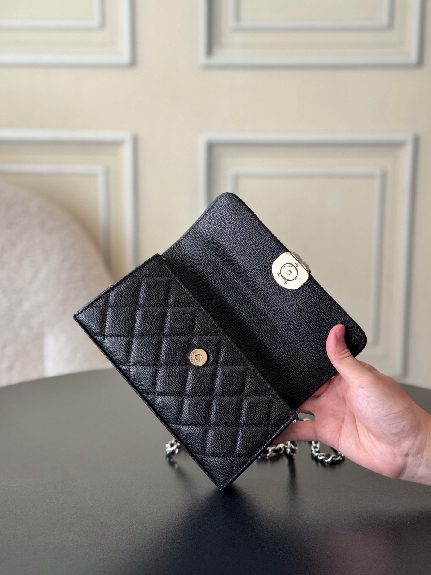 Chanel 25S 新款本季 最火的小球牛皮Kelly 手柄包
這顆絕對是黑馬
第一眼看到就深深愛上💕
顏值不必說 直接閉眼入不會錯
很好打理 也是百搭型
實現了單背斜挎腋下背手拎的效果📷
簡直就是福音〰️
很精緻 值得珍藏🔝

五金：全鋼18K淺金
皮料：獨家Haas小牛皮
尺寸：𝟏8*𝟏0*4.𝟓 𝚌𝚖
型號：AS3238