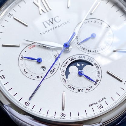 🔥顏值巔峰  傾情演繹🔥
IWC旗下最耀眼的明星，萬年一瞬，品鑒IWC萬國柏濤菲諾萬年曆腕表！
1⃣️ 【機芯】採用3836-2型自制機芯，其機芯運轉穩定，月相處更是1:1還原正品，在光線下月相中的星星太陽更是明亮發光，走時精准，幾乎零返修！
2️⃣【表殼】正品開模，1:1完美還原！腕表尺寸40mm，整個表殼採用獨家研發的CNC精磨工藝，與原裝工藝效果如出一轍！
3️⃣【錶盤】錶盤12刻度細節精益求精，1:1還原鍍銀錶盤，9位更是1:1還原閏年設計，採用雙面防反光拱形鍍膜鏡面，使其整體錶盤質感更佳