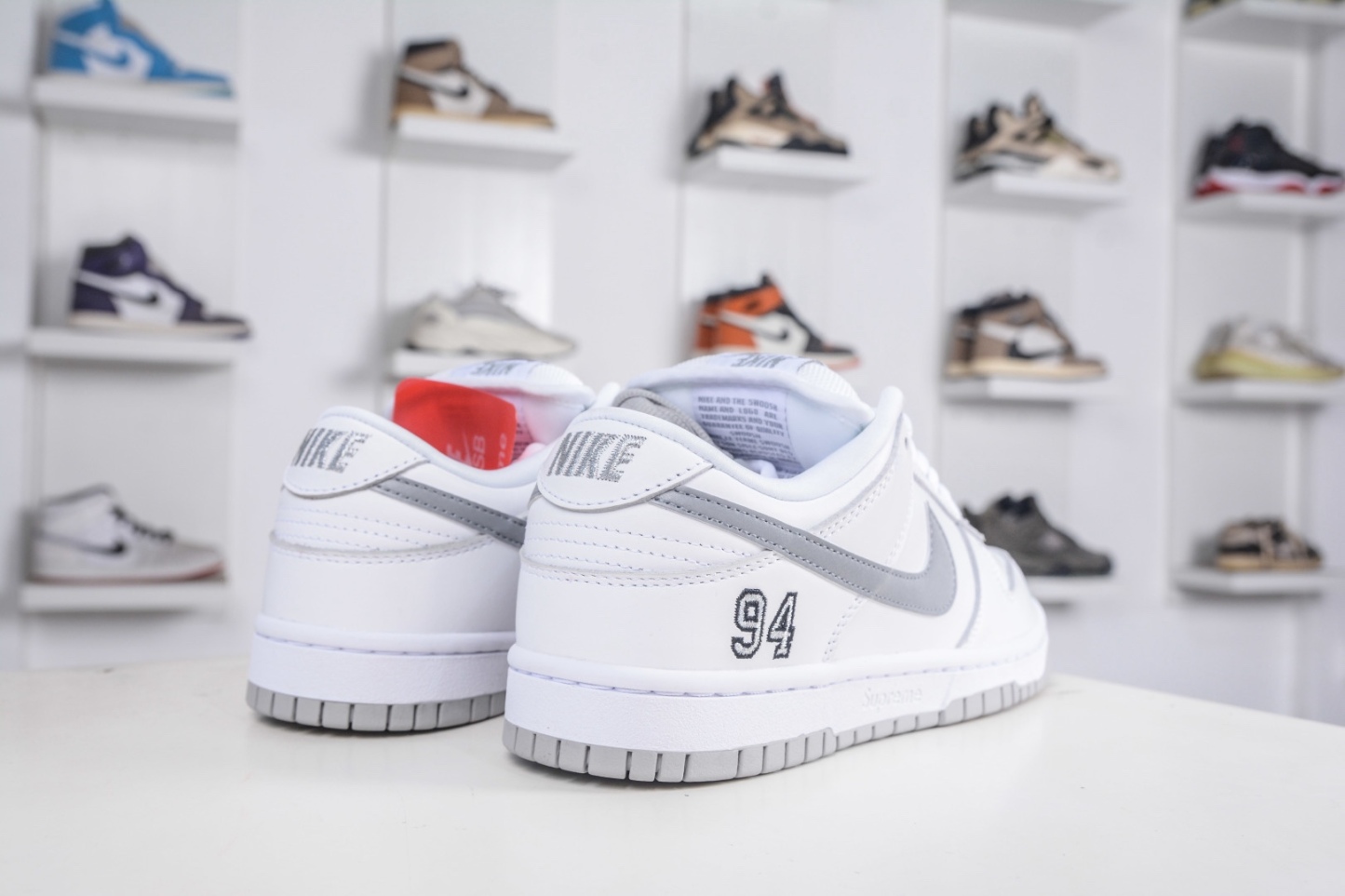 Supreme x Nk Dunk SB Dunk Low 聯名亞洲限定白灰
貨號:HQ8487 100
SIZE：36 36.5 37.5 38 38.5 39 40 40.5 41 42 42.5 43 44 44.5 45 46