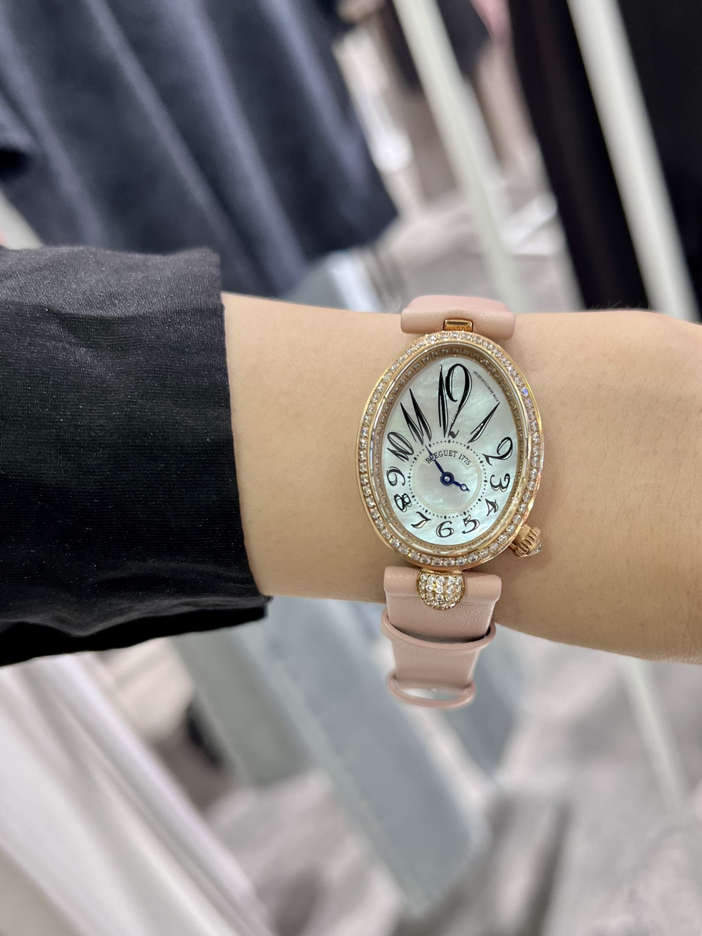 上手圖

優雅出品史上最強復刻女表——寶璣那不勒斯皇后  黃金殼  系列驚艷登場，修正市場版本的所有不足，高貴典雅，盡顯女王風範！
【表殼】腕表尺寸分別為中號36.5x28.5毫米 小號33 x 25毫米
鵝卵形表殼高雅大氣，表殼外緣飾有錢幣紋。表圈和表殼周圍鑲嵌共117顆施華洛水晶（約0.99克拉）。表冠處鑲有一顆梨形晶石（約0.26克拉）
【精彩細節】
1.與原裝吻合，在表殼背部均打有貴金屬標識，效果清晰工整，彰顯腕表檔次。2.穹面玻璃，從側面看不僅有魚眼效果，還能折射鑽石帶來的璀璨光芒，更顯腕表高貴