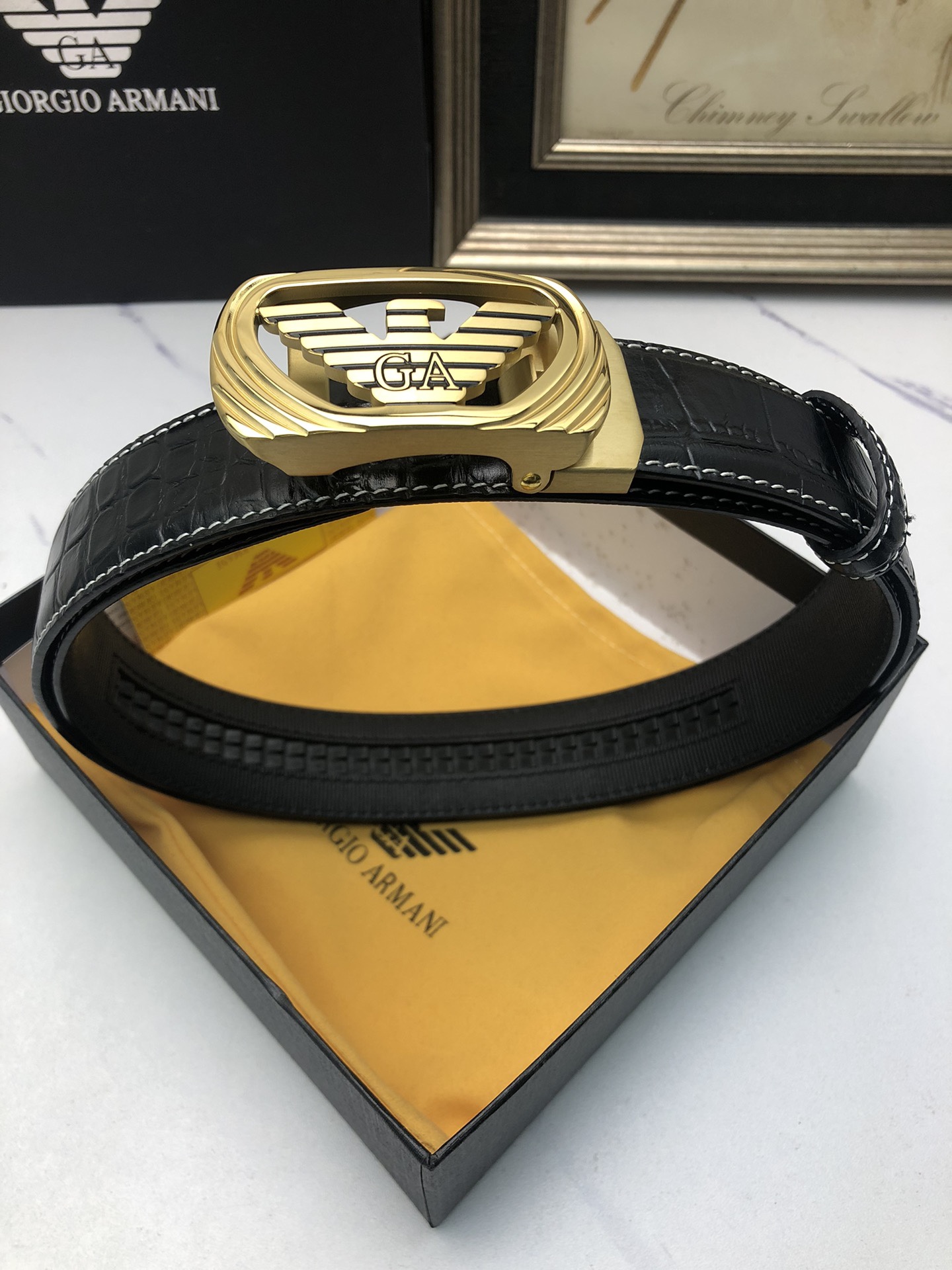 阿曼妮：原單頭層牛皮鰐魚紋面，內襯頭層小牛皮底，搭配原單自動扣，可裁剪的自動帶，此款腰帶面雙採用意大利原定廠制進口牛皮帶身 ，對專版櫃足寬3.5