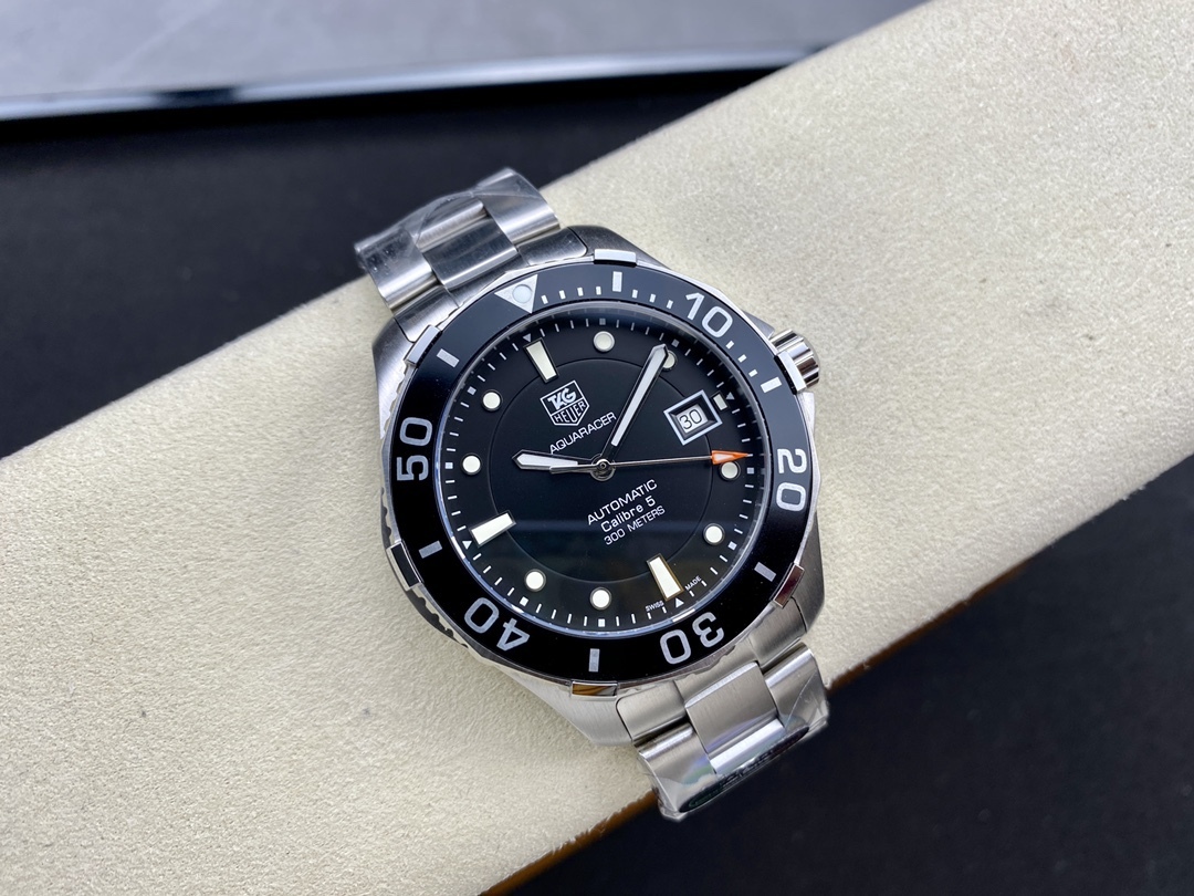 TAR年末巨獻——超級泰格豪雅系列腕表，正裝休閒兩不誤、小眾而不平庸、穩重而不失靈動，通勤的最佳首選腕表。全系均採用原裝數據打造、配件可以和原廠互換，頂級打磨 超強夜光 防水性能高達100米，超原單品質 誠意滿滿 並搭載原裝sw200機芯，歡迎品鑒！