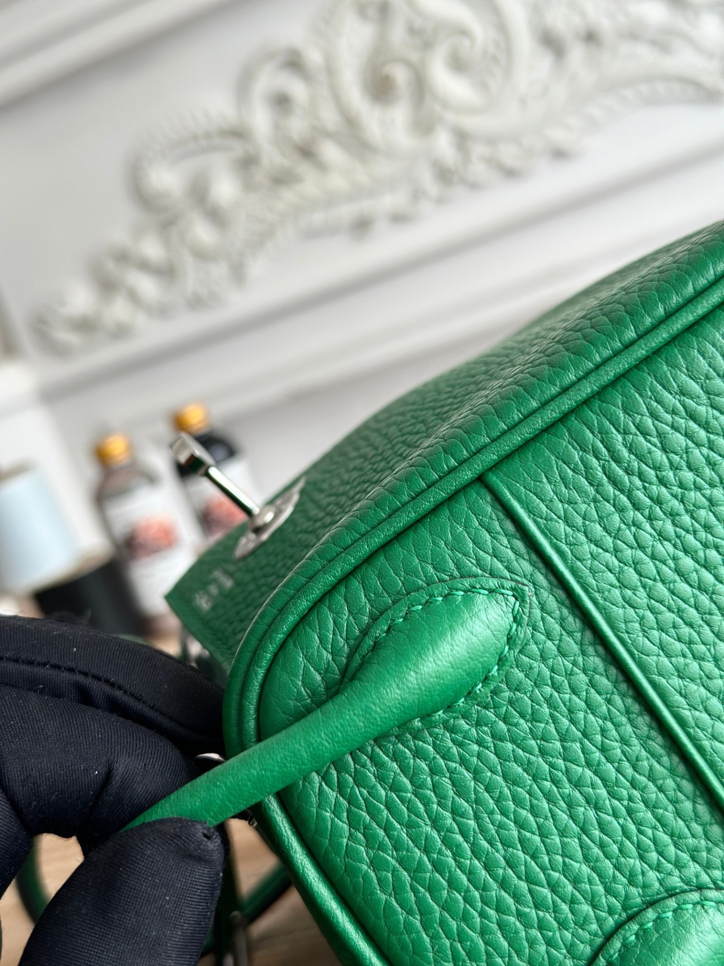 琳迪lindy 19cm	
Tc皮 蜜蠟線半手工縫製
lindy19保留了琳迪包所有細節的完整設計，側口袋、拉鍊等全部都是經典的設計√
這只小可愛暴擊了多少人的少女心