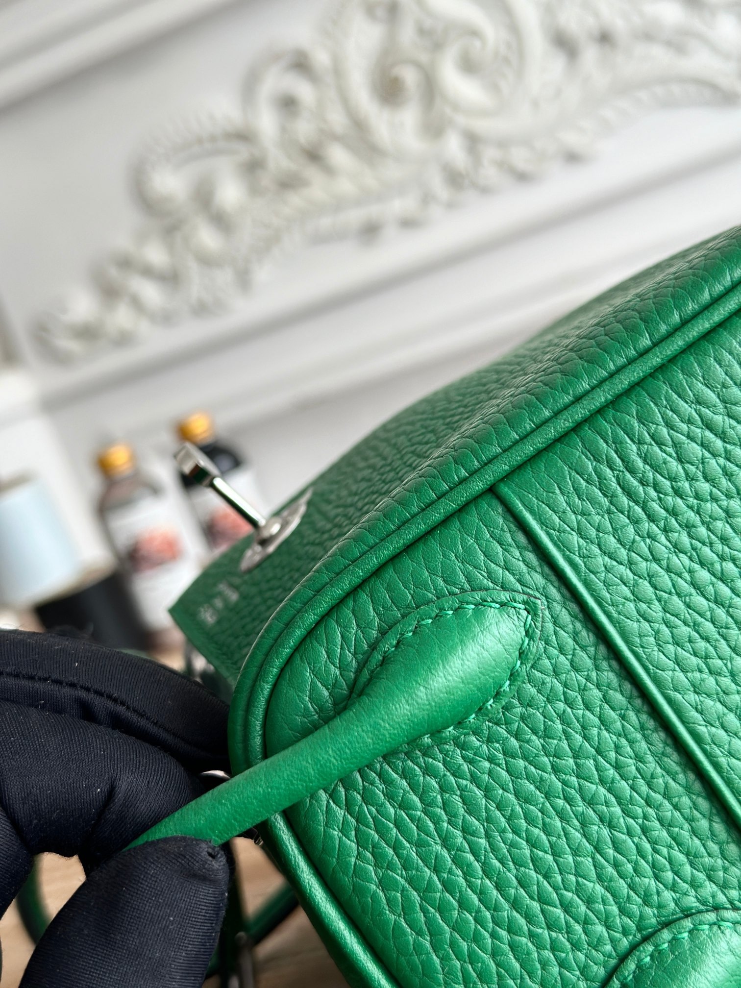 琳迪lindy 19cm	
Tc皮 蜜蠟線半手工縫製
lindy19保留了琳迪包所有細節的完整設計，側口袋、拉鍊等全部都是經典的設計√
這只小可愛暴擊了多少人的少女心