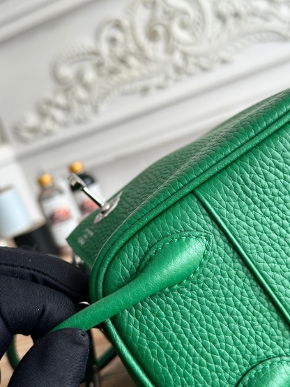 琳迪lindy 19cm	
Tc皮 蜜蠟線半手工縫製
lindy19保留了琳迪包所有細節的完整設計，側口袋、拉鍊等全部都是經典的設計√
這只小可愛暴擊了多少人的少女心