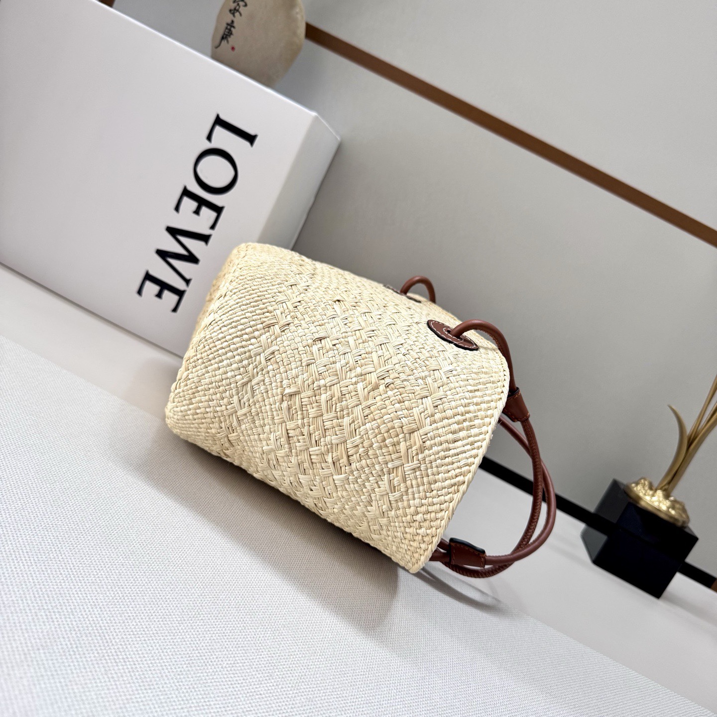 LO℮w℮🆕（高版本）進口原材料 肩帶全部升級
🧺伊拉卡棕櫚纖維和牛皮革 Anagram Basket 手袋*一個傳統的籃子手袋*帶有經典的手工編織包身，管狀牛皮革帶子和頂部提手*以及一塊牛皮革 Anagram 壓紋貼片這個版本採用伊拉卡棕櫚製成，這種棕櫚樹在哥倫比亞種植、收穫並曬乾，然後由公平貿易原則指導的 Corporación Oficio y Arte 組織的女工匠編織。