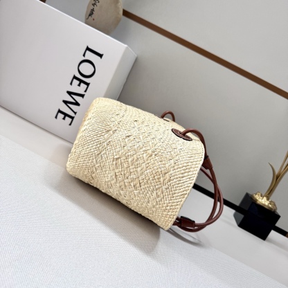 LO℮w℮🆕（高版本）進口原材料 肩帶全部升級
🧺伊拉卡棕櫚纖維和牛皮革 Anagram Basket 手袋*一個傳統的籃子手袋*帶有經典的手工編織包身，管狀牛皮革帶子和頂部提手*以及一塊牛皮革 Anagram 壓紋貼片這個版本採用伊拉卡棕櫚製成，這種棕櫚樹在哥倫比亞種植、收穫並曬乾，然後由公平貿易原則指導的 Corporación Oficio y Arte 組織的女工匠編織。