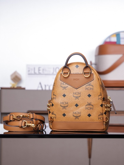 𝙈𝘾𝙈 𝙎𝙩𝙖𝙧𝙠 𝘽𝙚𝙗𝙚 𝘽𝙤𝙤 𝙓-𝙈𝙞𝙣𝙞
超迷你干邑色#双肩包

·CP独家出品｜干邑色
这款迷你Stark Visetos双肩背包饰有铆钉细节。
经典Stark双肩背包由经典Visetos制成，饰以豪华的Nappa皮革饰边及前卫感十足的铆钉细节。

型号：MMK6SVE92CO001
尺寸：21*10*17.5cm
肩带：32.5-124cm/可调节
颜色：干邑色/Cognac🟫