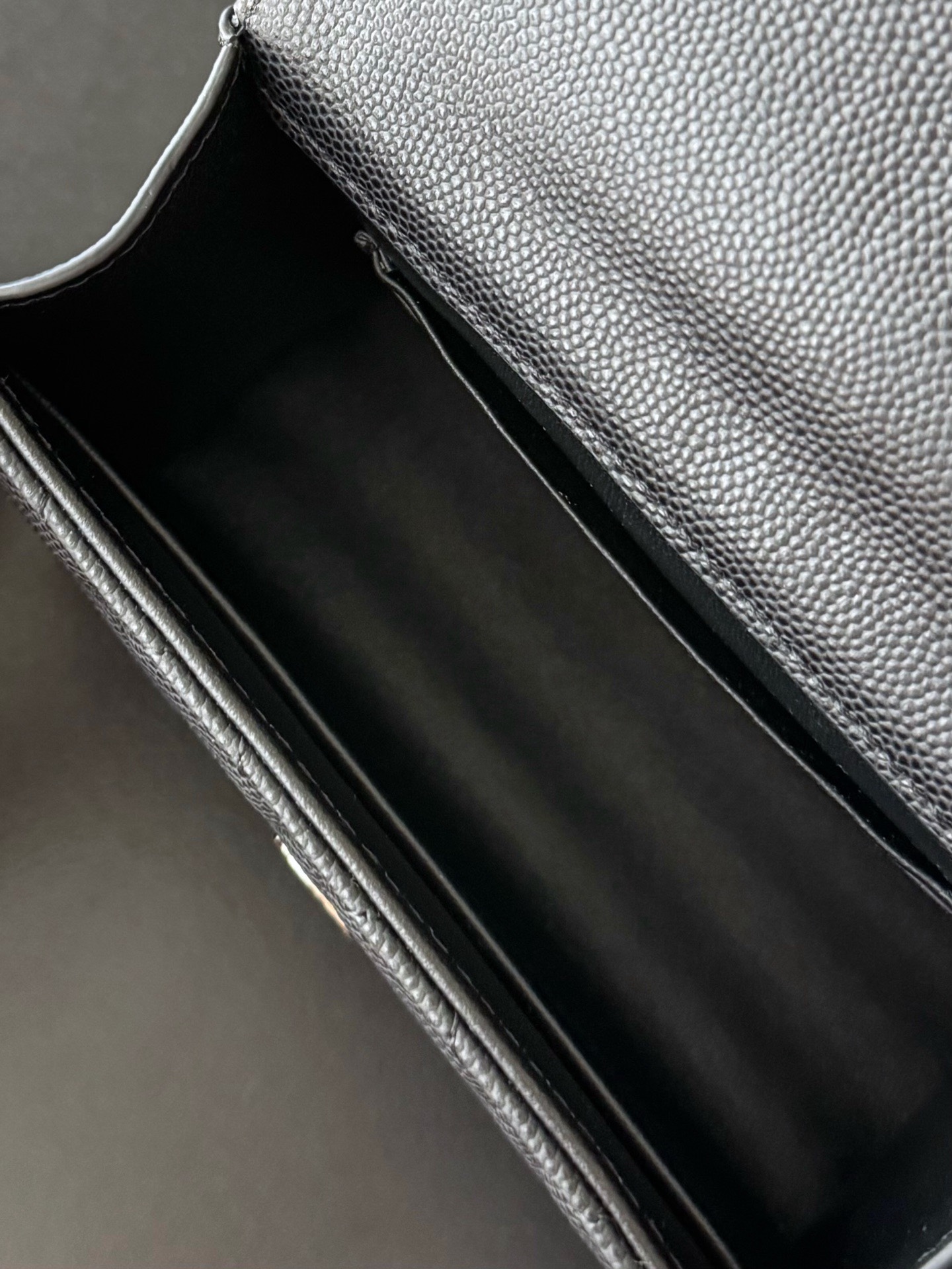 Chanel 25S 新款本季 最火的小球牛皮Kelly 手柄包
這顆絕對是黑馬
第一眼看到就深深愛上💕
顏值不必說 直接閉眼入不會錯
很好打理 也是百搭型
實現了單背斜挎腋下背手拎的效果📷
簡直就是福音〰️
很精緻 值得珍藏🔝

五金：全鋼18K淺金
皮料：獨家Haas小牛皮
尺寸：𝟏𝟒.𝟓*𝟏𝟏.𝟓*𝟓.𝟓 𝚌𝚖
型號：AS3237